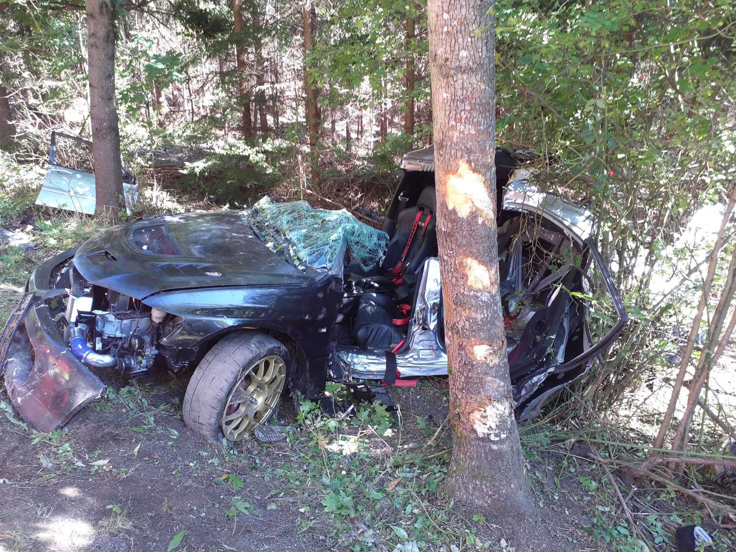Zdemolované auto - Nehoda při závodech u obce Strážná (1/3)