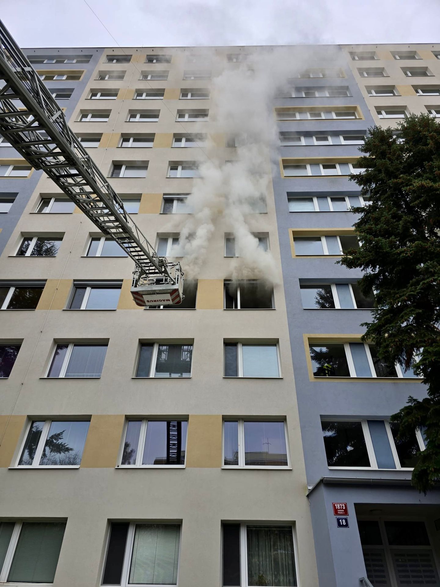 Hasiči zasahovali u požáru bytu v Jarníkově ulici na pražském Chodově - Hasiči zasahovali u požáru bytu v Jarníkově ulici na pražském Chodově (7/7)
