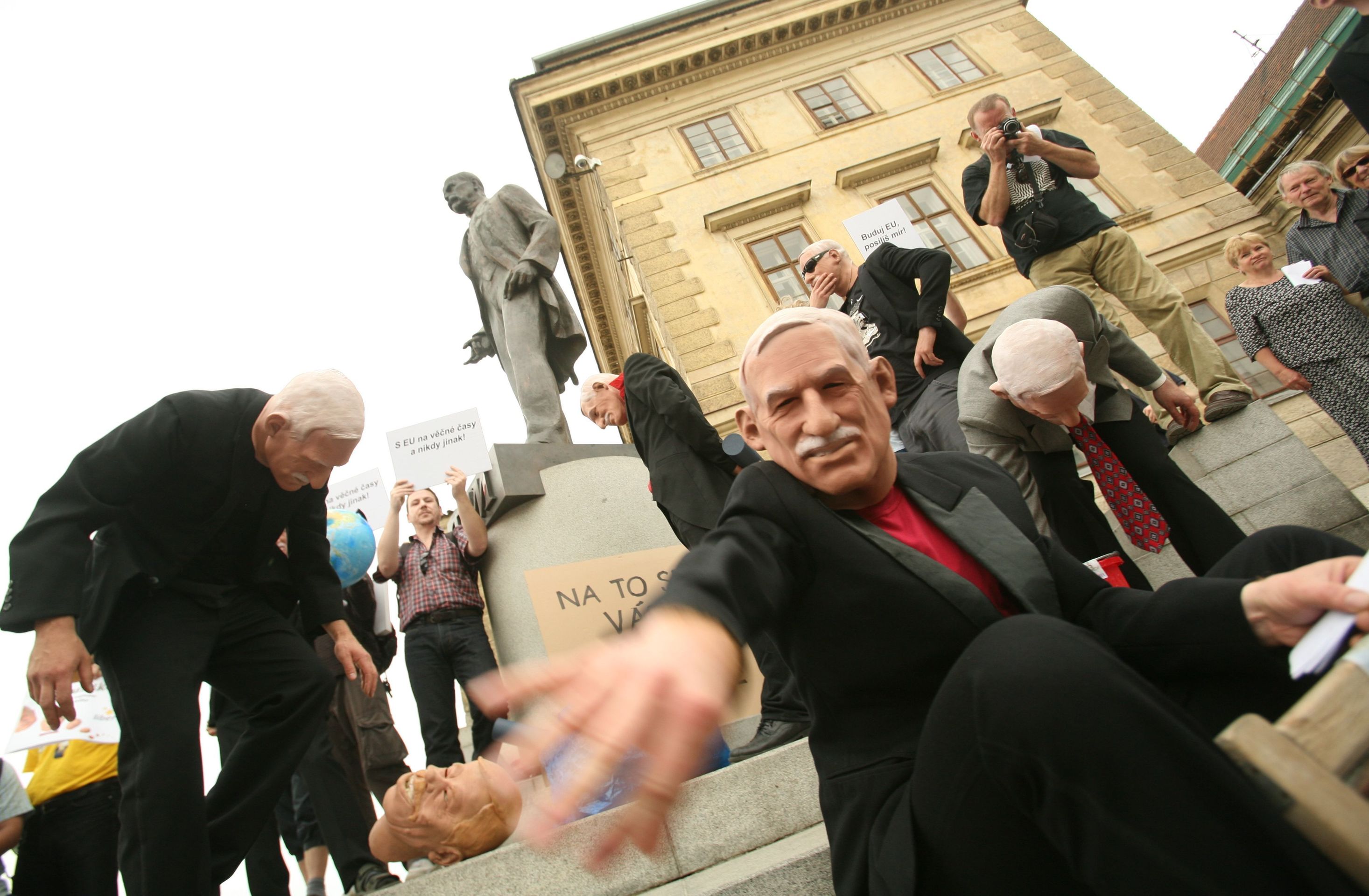 Umělci proti Klausovi - GALERIE: Umělci protestovali proti politice Václava Klause (7/7)