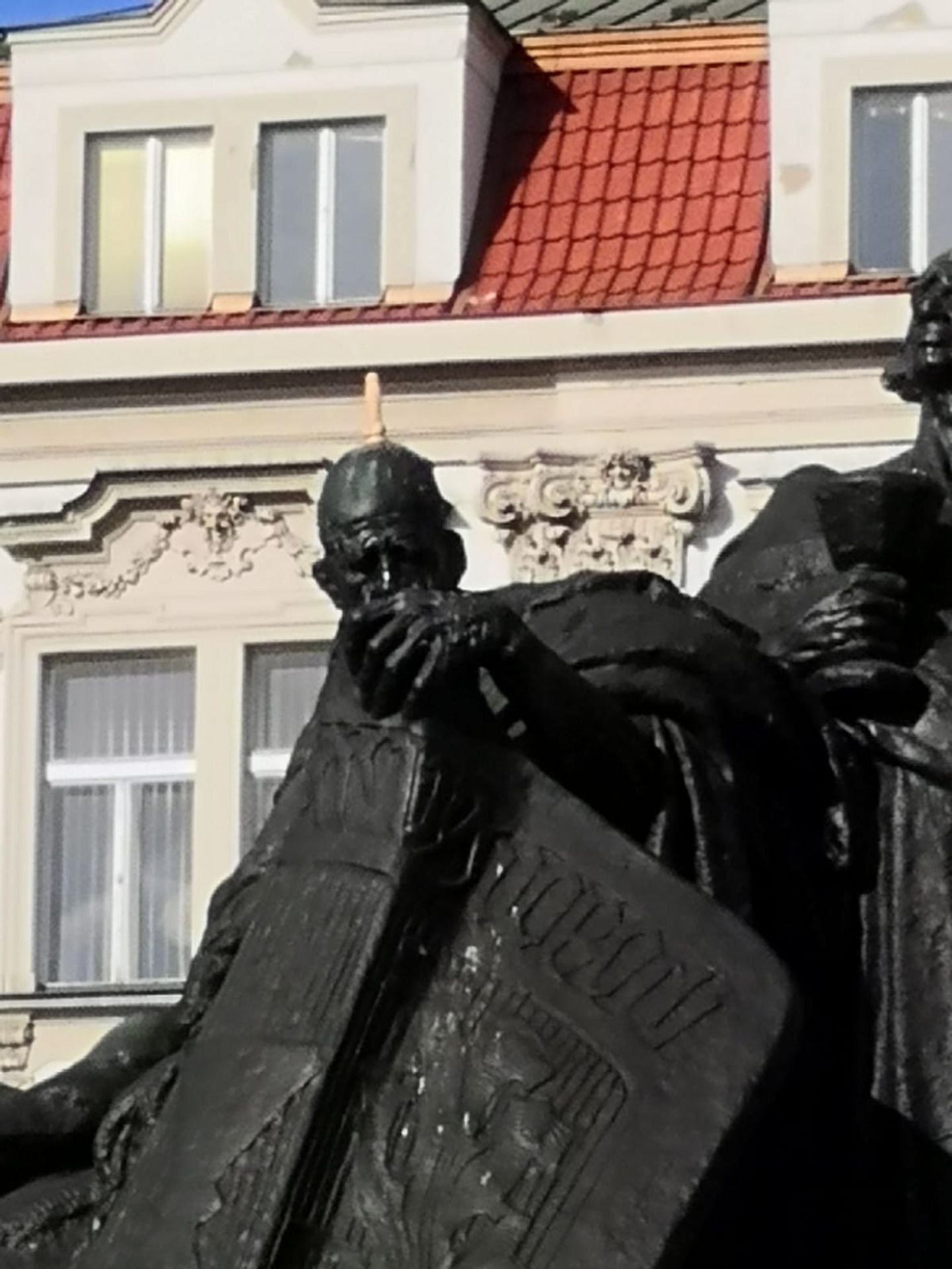 Znesvěcení sousoší Jana Husa - 1 - GALERIE: Zneuctěné sousoší (4/4)