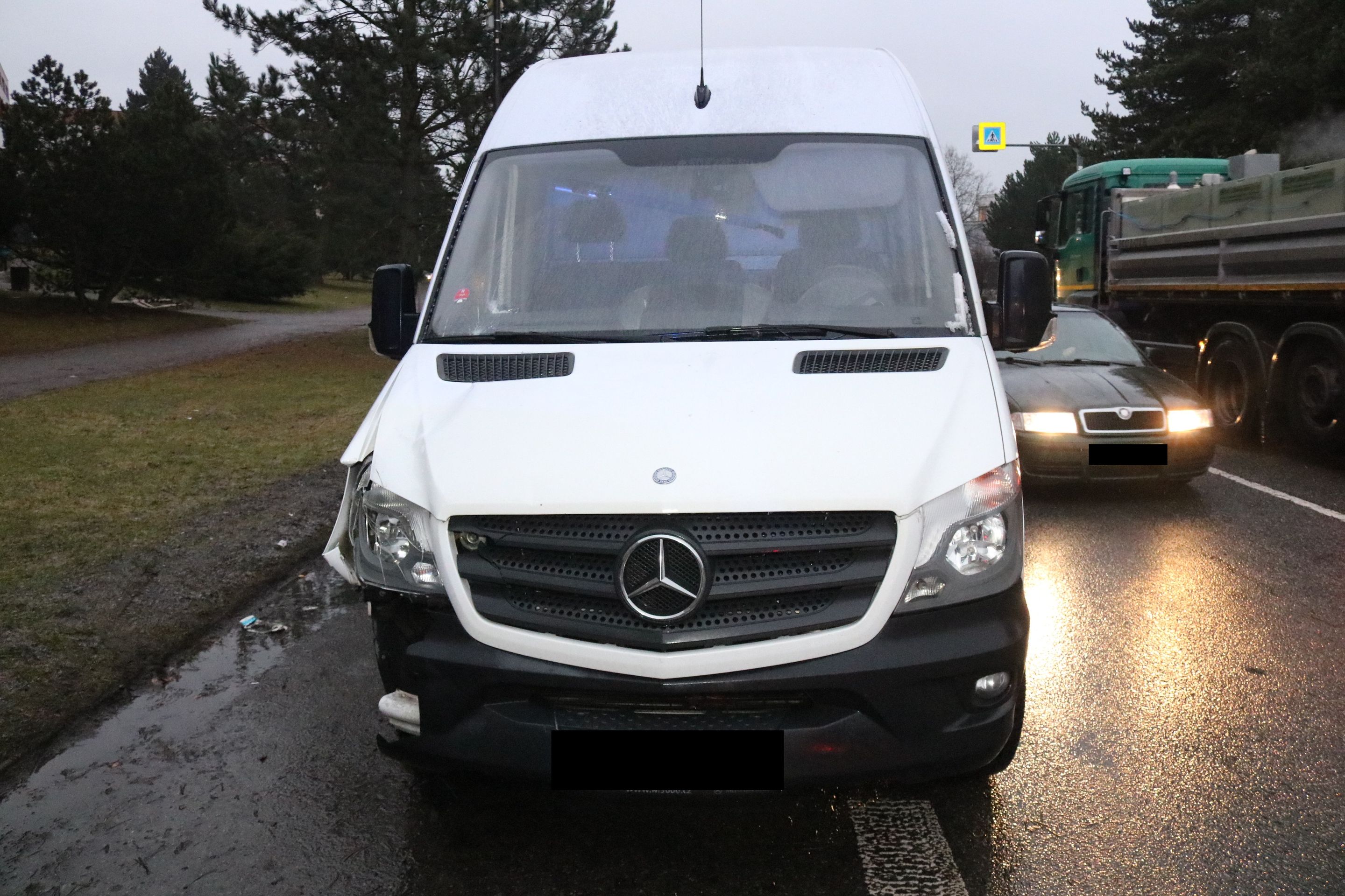 V daném místě došlo ke střetu dodávkového vozidla Mercedes Benz s 