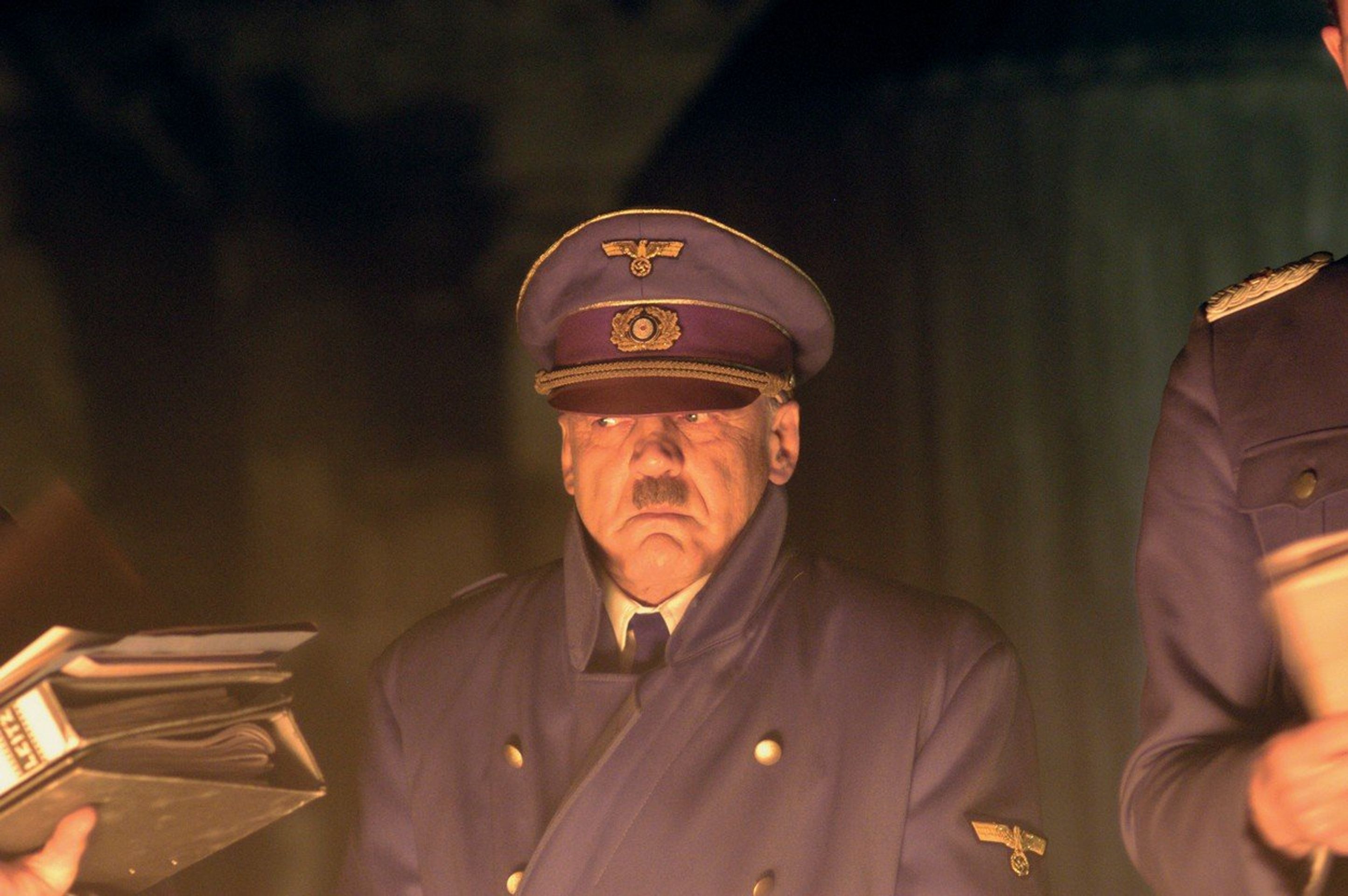 Bruno Ganz v roli Adolfa Hitlera - GALERIE: Bruno Ganz ve své životní roli Hitlera (1/4)