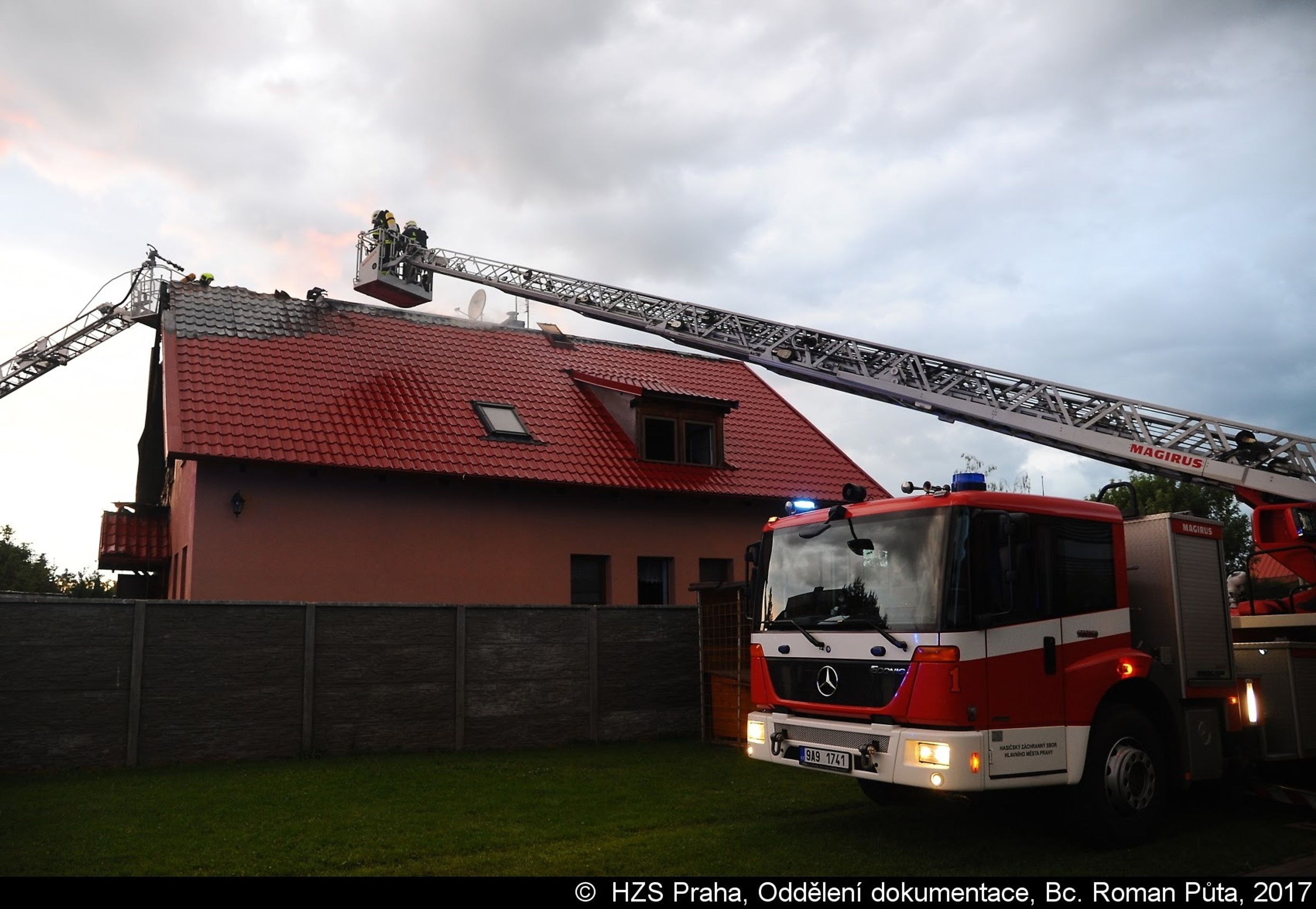 Požár v Újezdu nad Lesy - 4 - GALERIE: Požár domu v Újezdu nad Lesy (4/13)