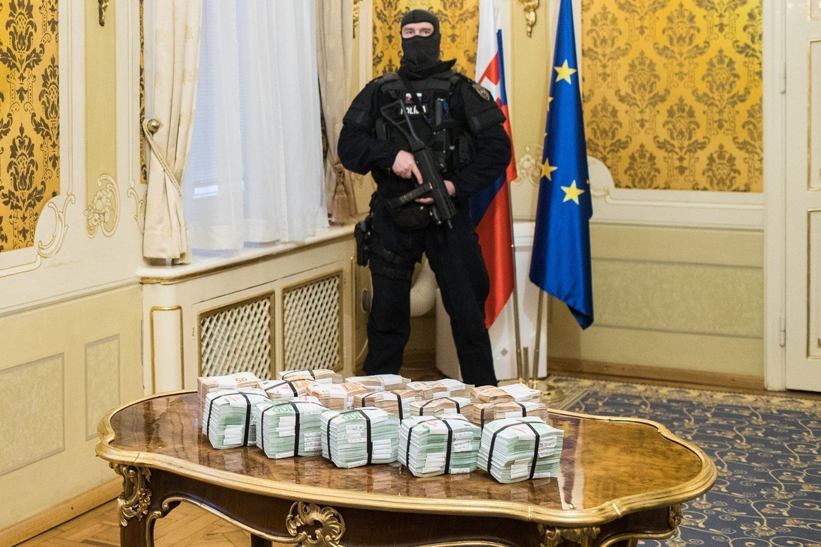 Milión Eur, které premiér Robert Fico slíbil za relevantní informáce k vyšetřování případu vraždy Jána Kuciaka - 3 - GALERIE: Milion eur, které premiér Robert Fico slíbil za relevantní informace k vyšetřování případu vraždy Jána Kuciaka (3/3)