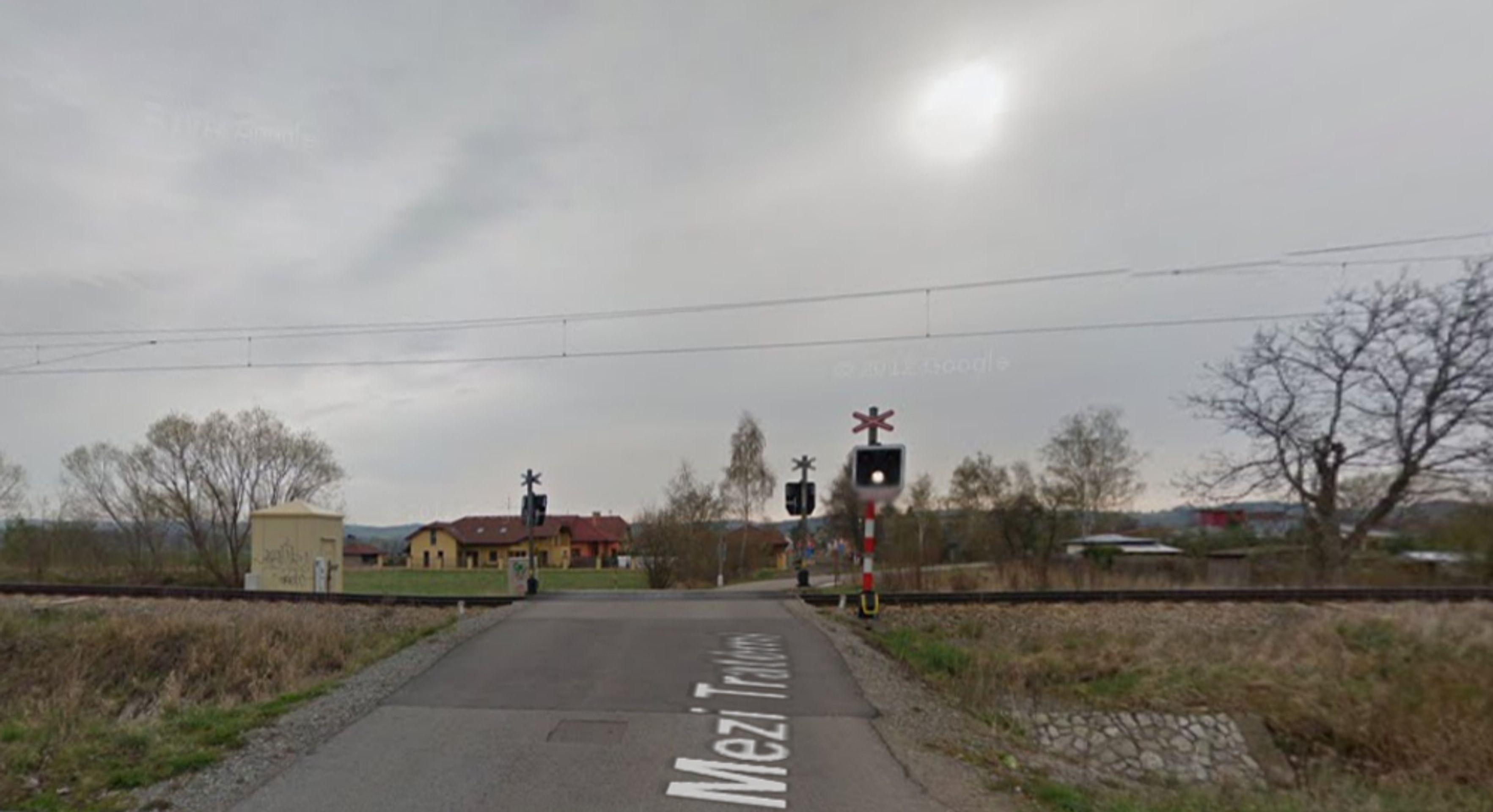Nebezpečné přejezdy: P 5580, ČB - Horní Dvořiště, Jihočeský kraj - přejezd bez závor, ŘEŠENÍ: se závorami. DŮVOD: Rizikový přejezd v ČB, ulice Mezi Tratěmi, zabezpečený PZS bez závor, požadavek na doplnění závor, dle plánu výluk PZZ v roce 2016 - GALERIE: Nebezpečné přejezdy - Jihočeský kraj (16/18)