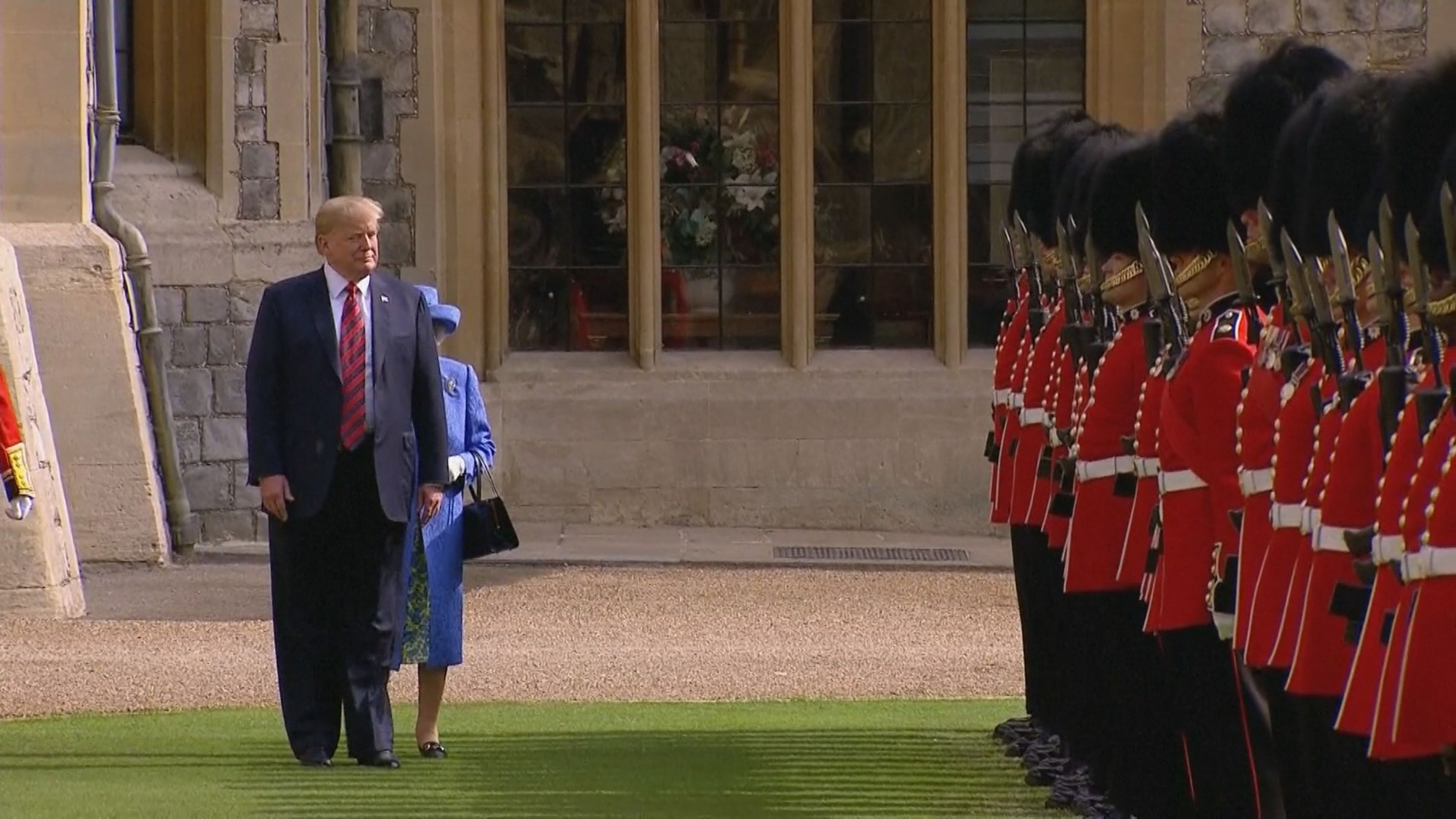 Donald Trump a královna Alžběta II. - 2 - GALERIE: Trapas Donalda Trumpa před britskou královnou (11/12)