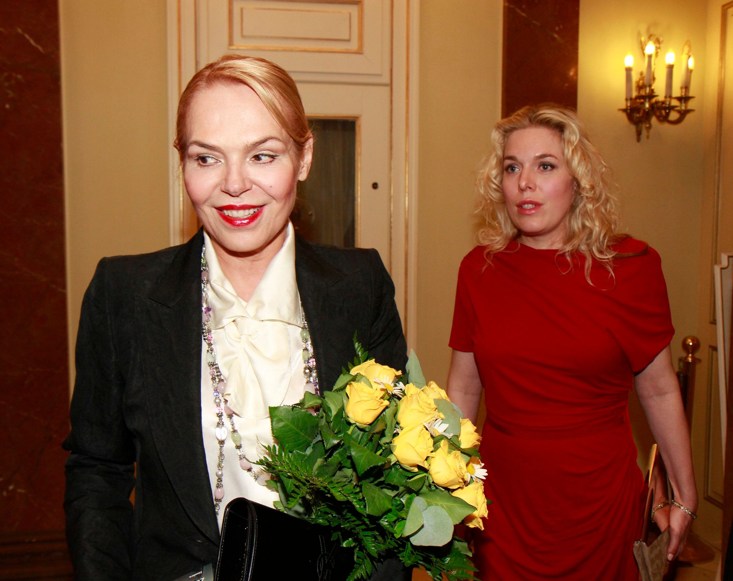 Dagmar Havlová a Nina Smit Veškrnová, 13. 6. 2013 premiéra hry Václava Havla Zahradní slavnost - Dagmar Havlová s dcerou (6/7)