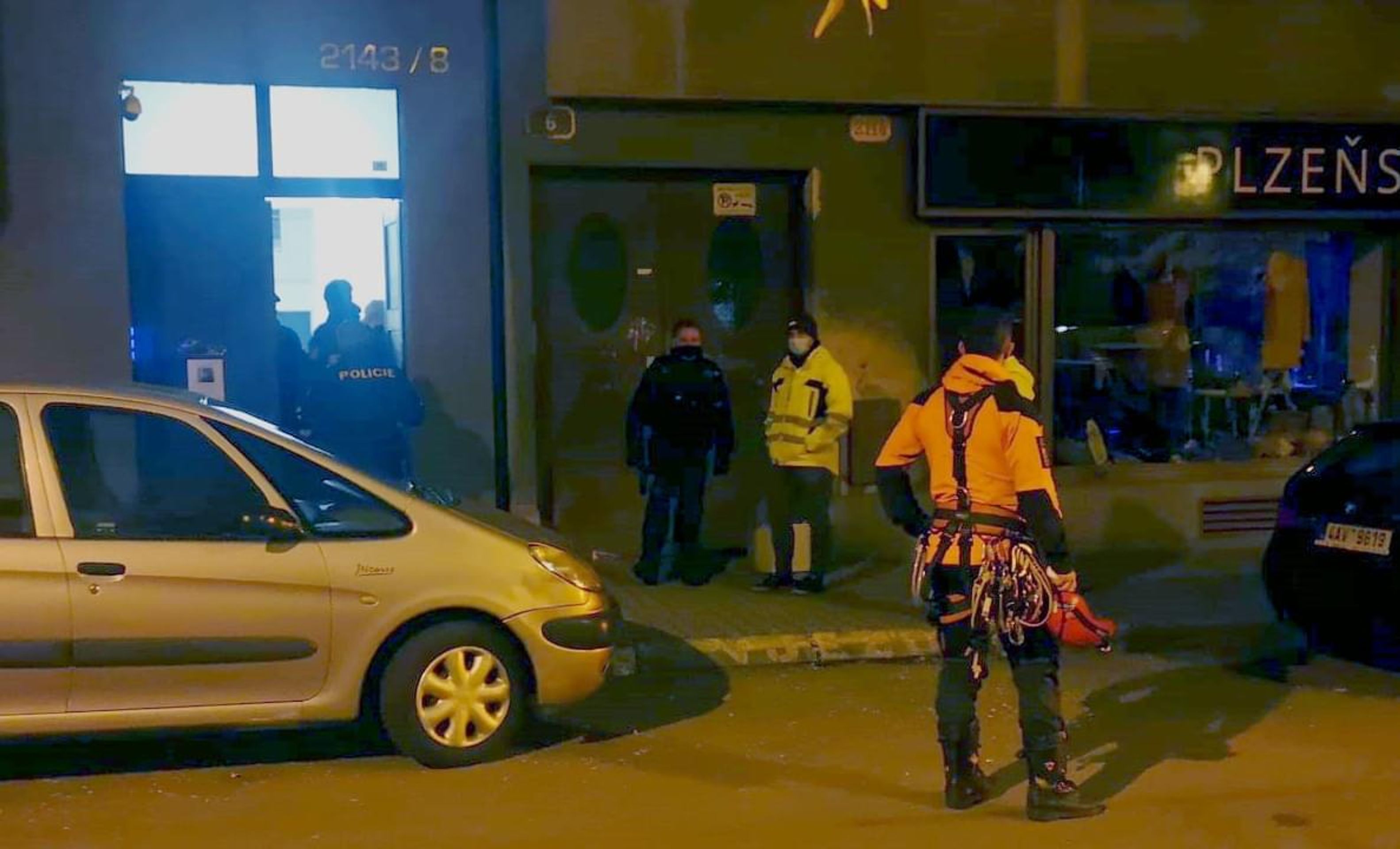 V Plzni našli mrtvého mladíka - V Plzni našli mrtvého mladíka (7/8)