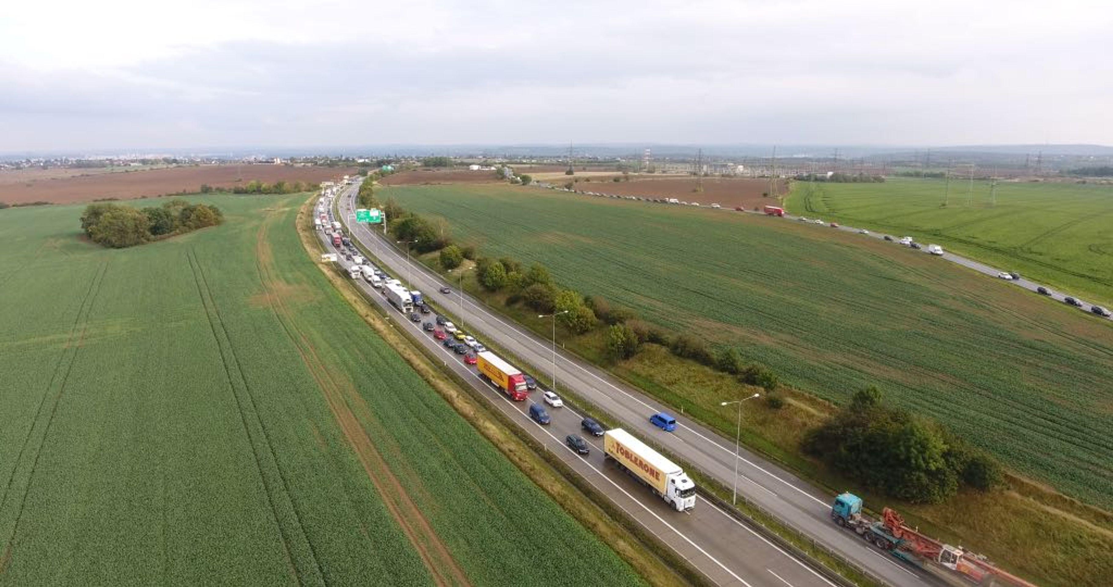 Pád vozidla z nákladního automobilu na Pražském okruhu - 6 - GALERIE: Pád vozidla z nákladního automobilu na Pražském okruhu (6/7)
