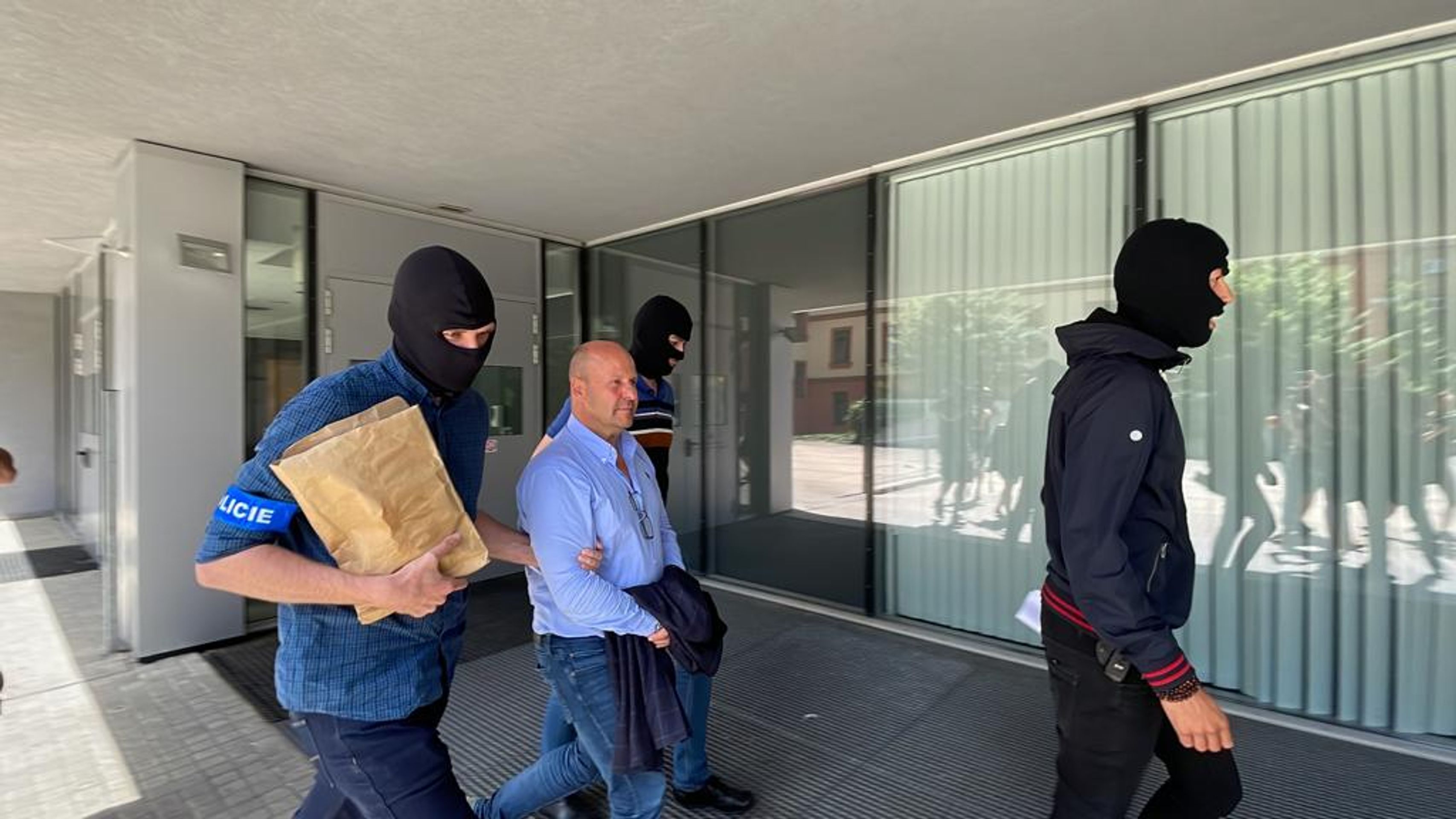 Policie vede Petra Hlubučka k soudu (2) - Petr Hlubuček u soudu (4/4)
