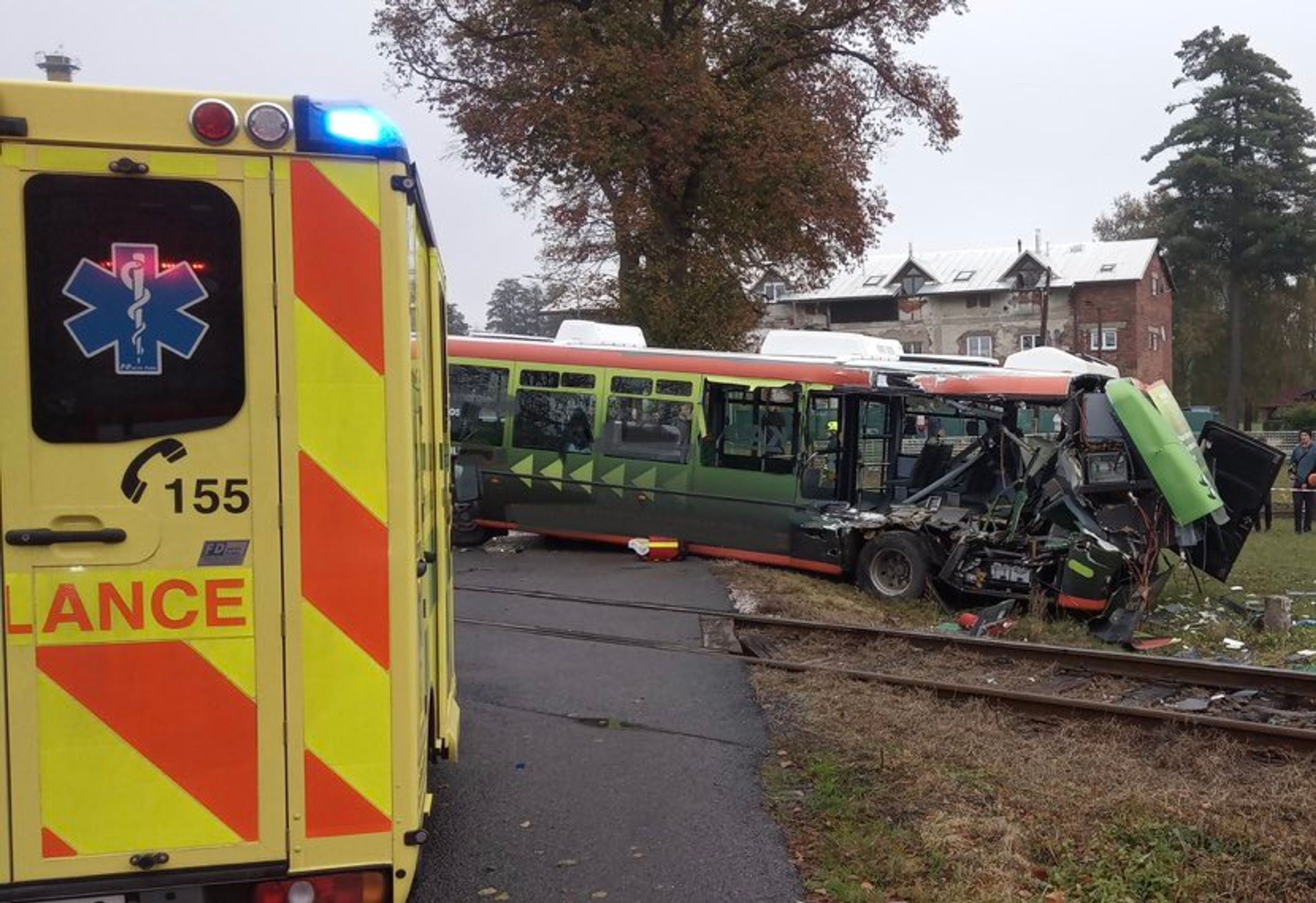 Srážka vlaku s autobusem ve Vrchlabí - Srážka vlaku s autobusem ve Vrchlabí (3/4)