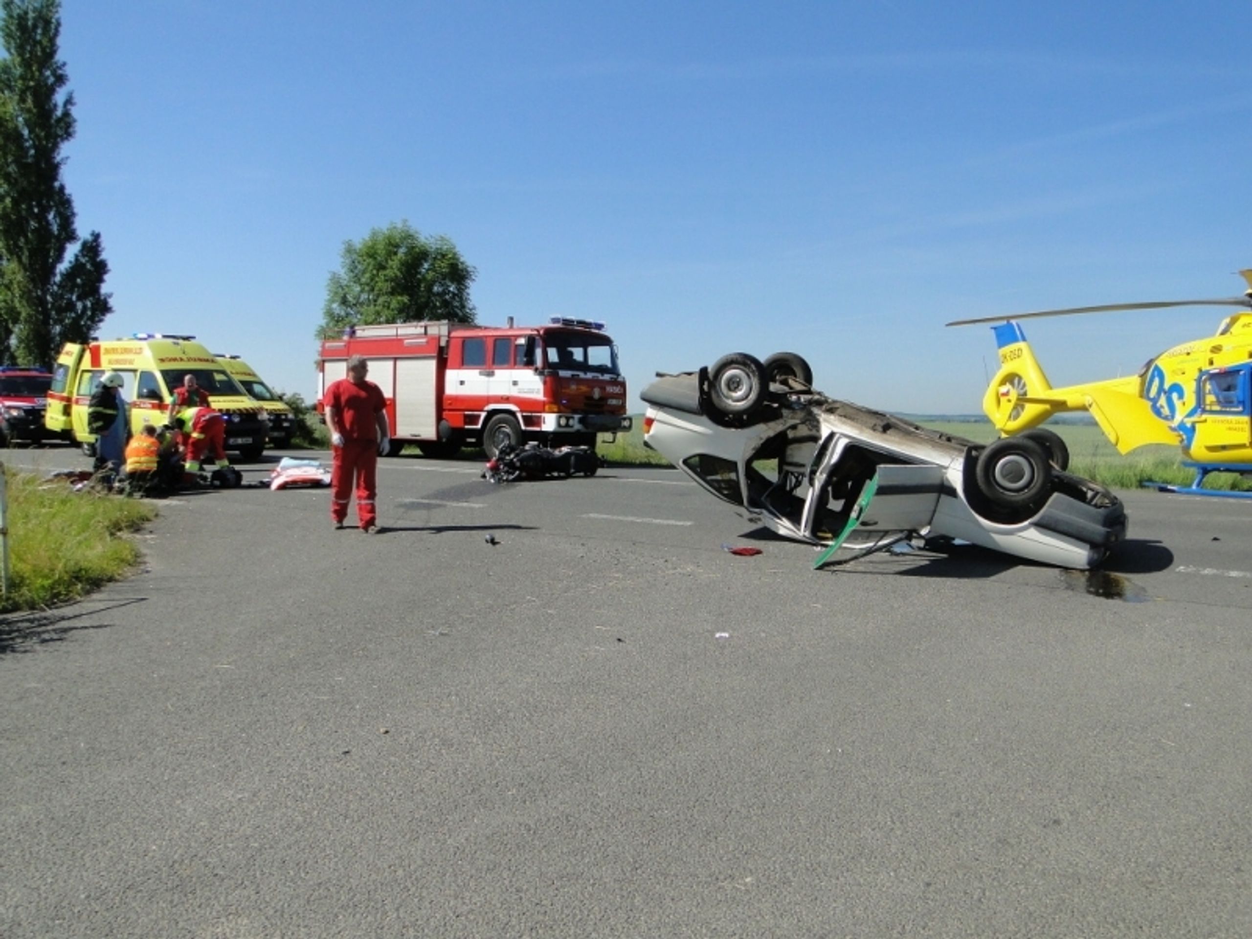 Nehoda auta s motorkou - 1 - GALERIE: Dopravní nehoda mezi Hradcem Králové a Hořicemi (1/6)
