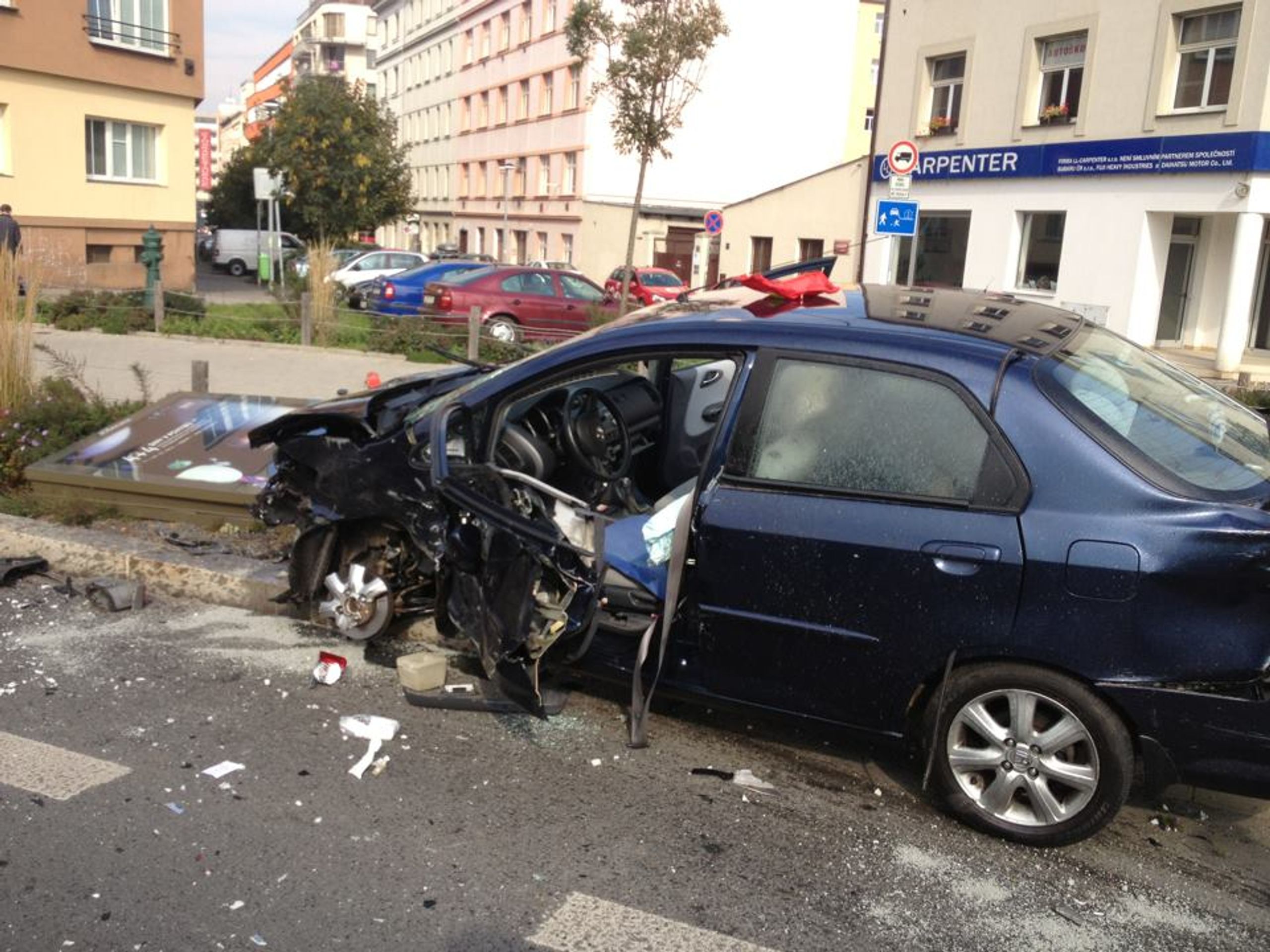 Nehoda na Českomoravské - FOTO HRŮZY: Takhle dopadla šílená jízda řidiče v Praze (1/3)