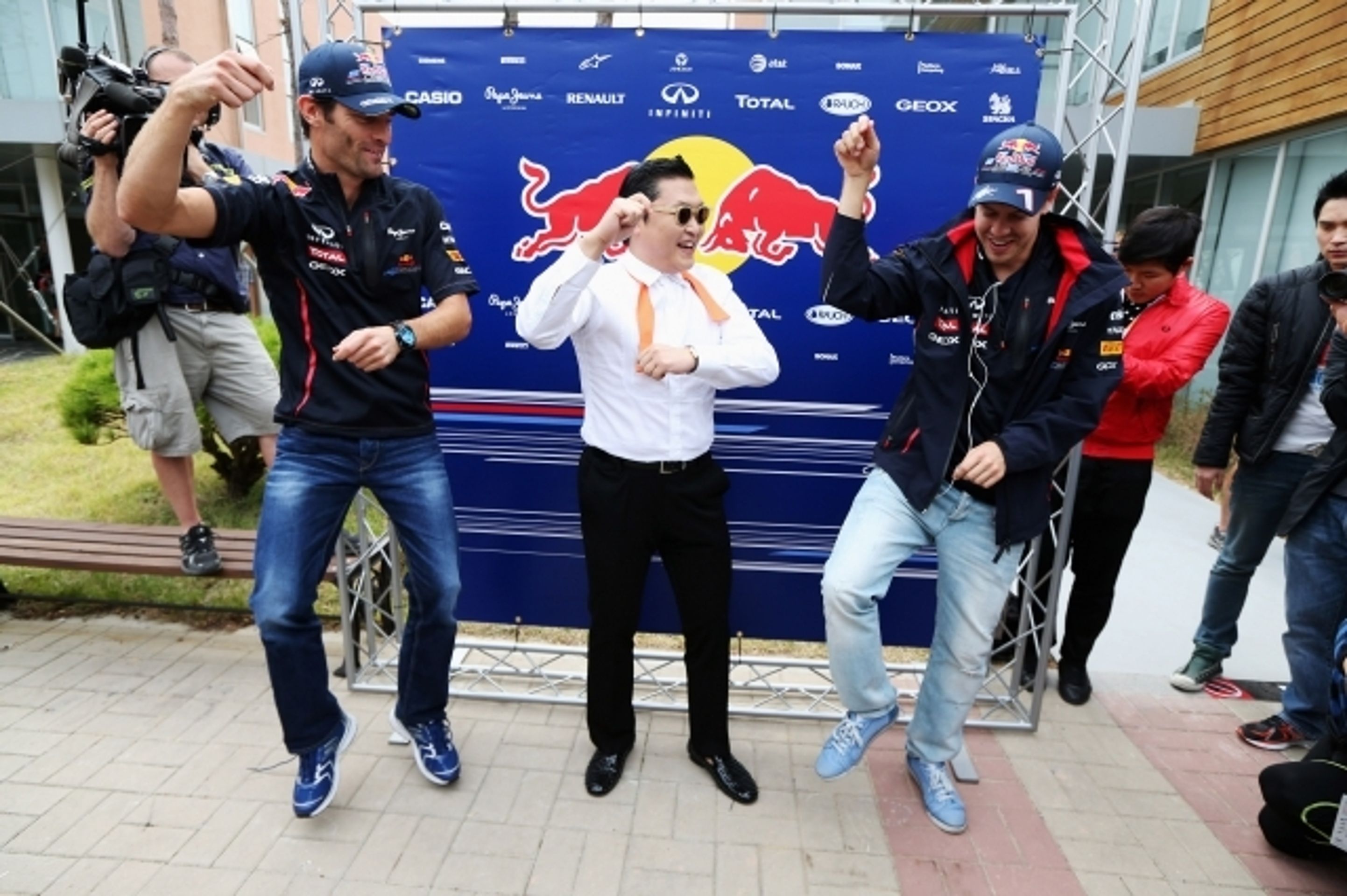 Vettel, Webber, Psy a Gangnam style - 5 - GALERIE: Vettel, Webber, Psy a gangnam style (4/11)