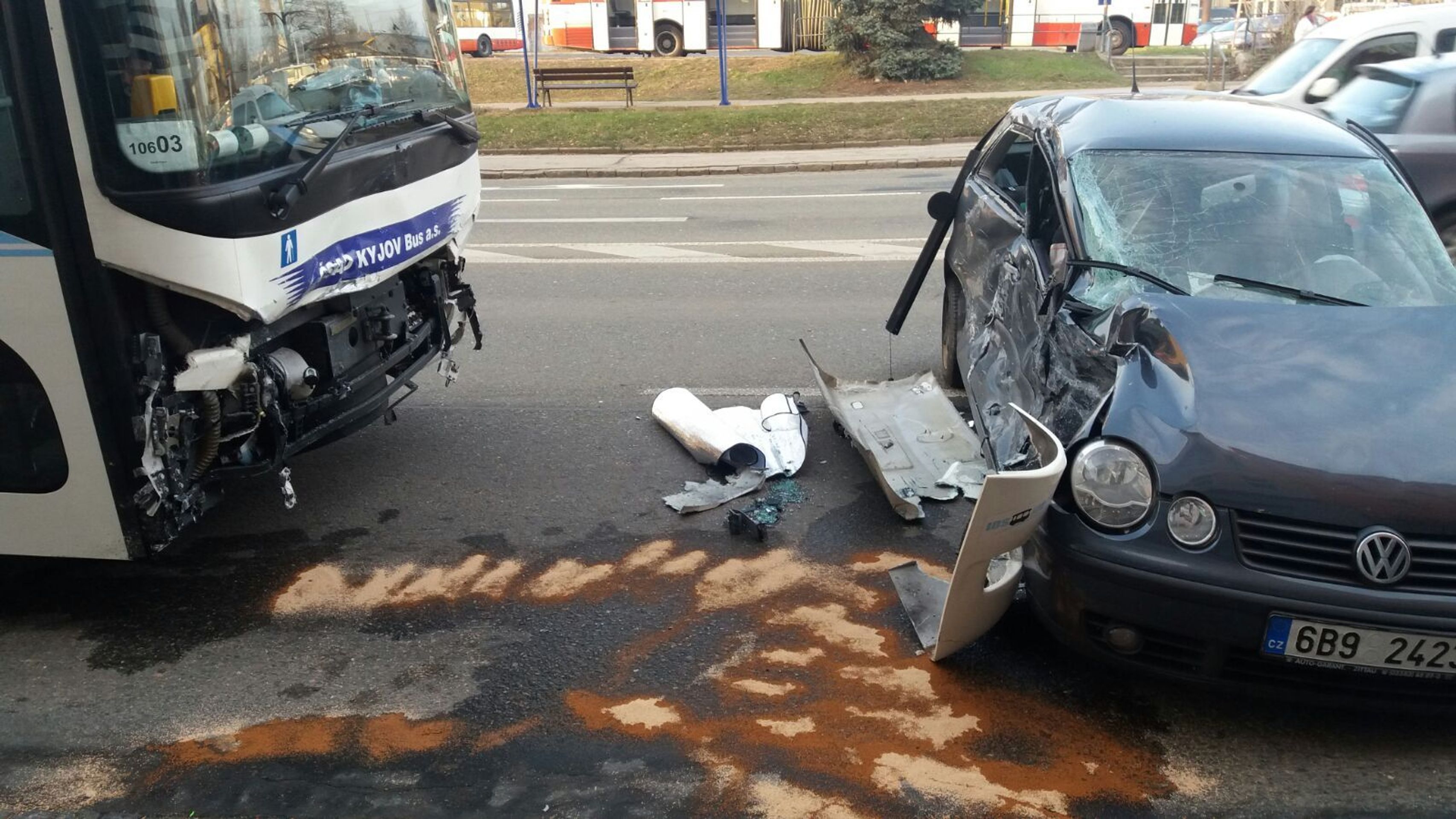 Hromadná nehoda v Brně - 3 - GALERIE: Nehoda autobusu, dodávky a osobního vozu v Brně (1/8)