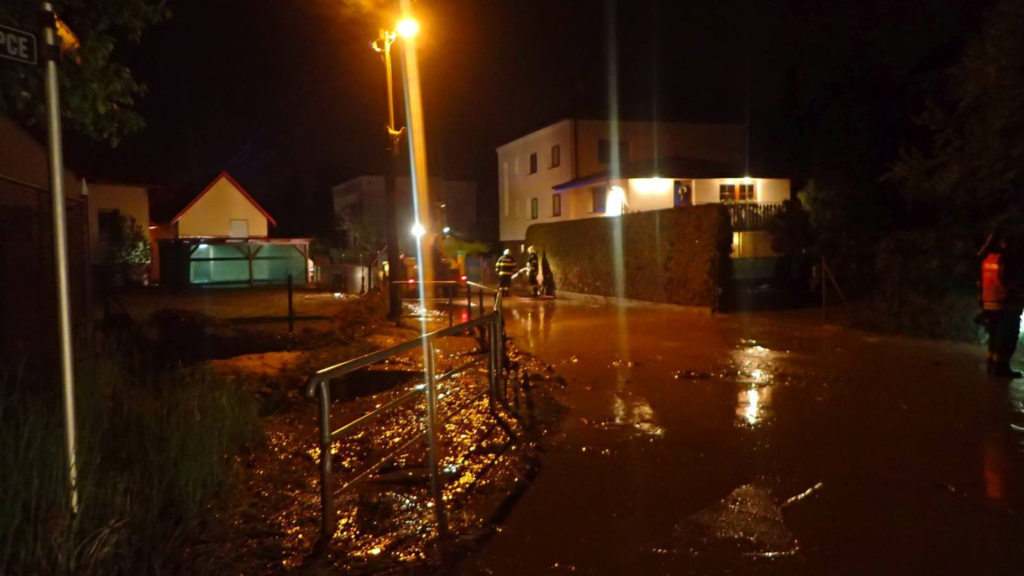 Moravskoslezští hasiči odklízeli následky po přívalovém dešti - 7 - GALERIE: Moravskoslezští hasiči odklízeli následky po přívalovém dešti (7/10)