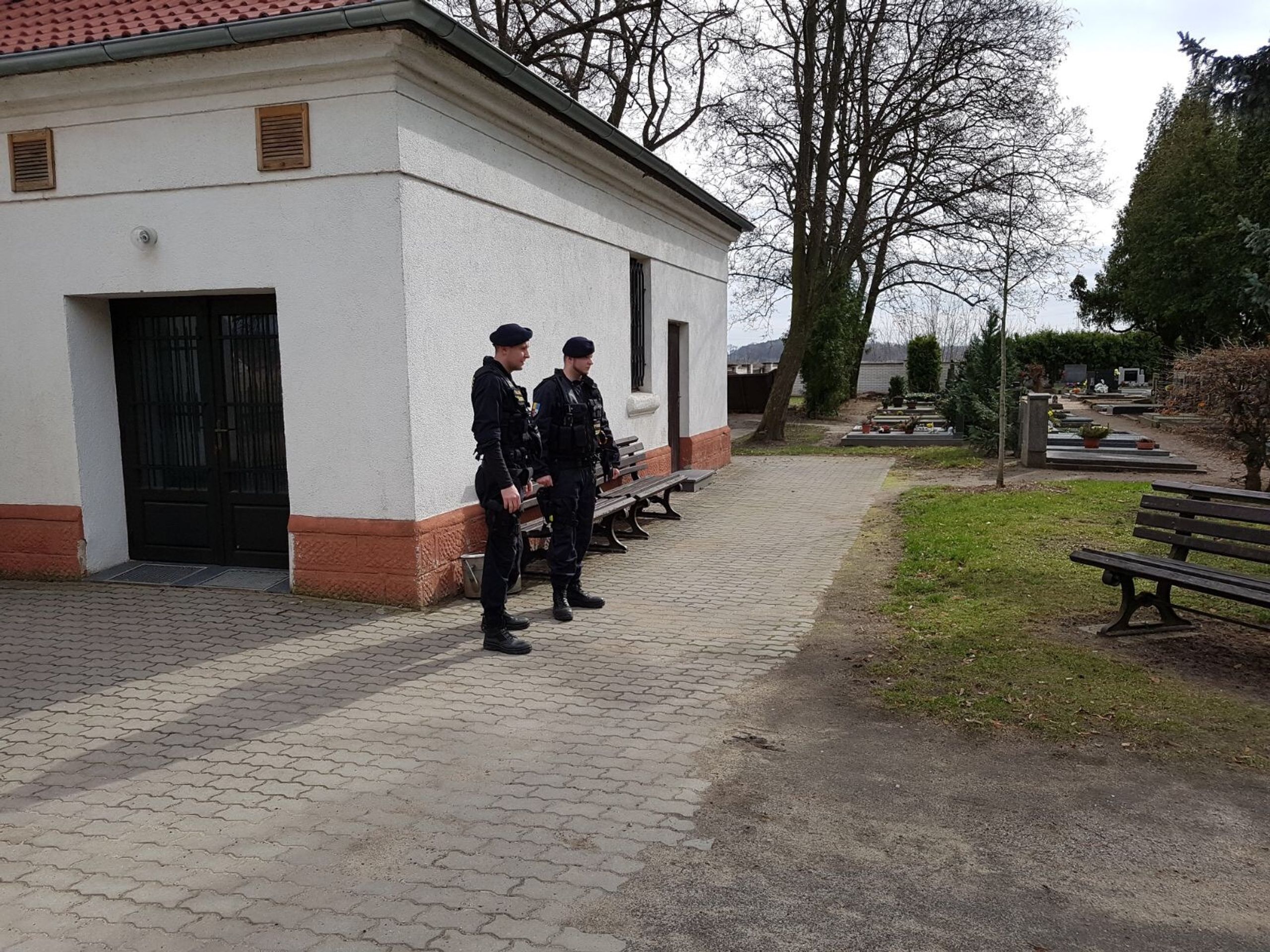 V Čelákovicích hrozil muž přítelkyni i policistům pistolí - 3 - GALERIE: V Čelákovicích hrozil muž pistolí přítelkyni i policistům (3/6)