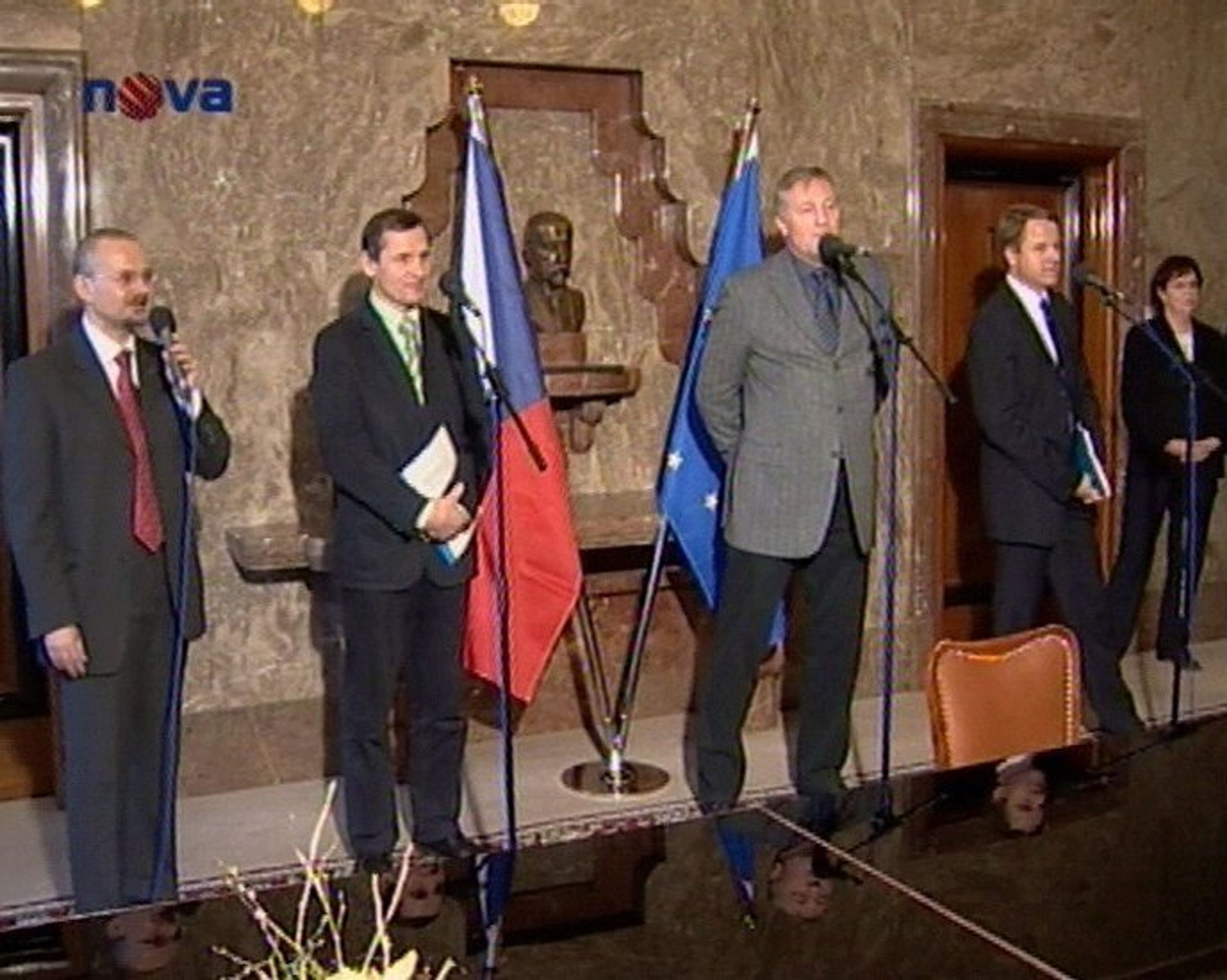 Trojkoaliční partneři: Jiří Čunek (KDU-ČSL), Mirek Topolánek (ODS) a Martin Bursík (SZ). - ČSSD považuje funkci vicepremiera za zbytečnou (1/2)