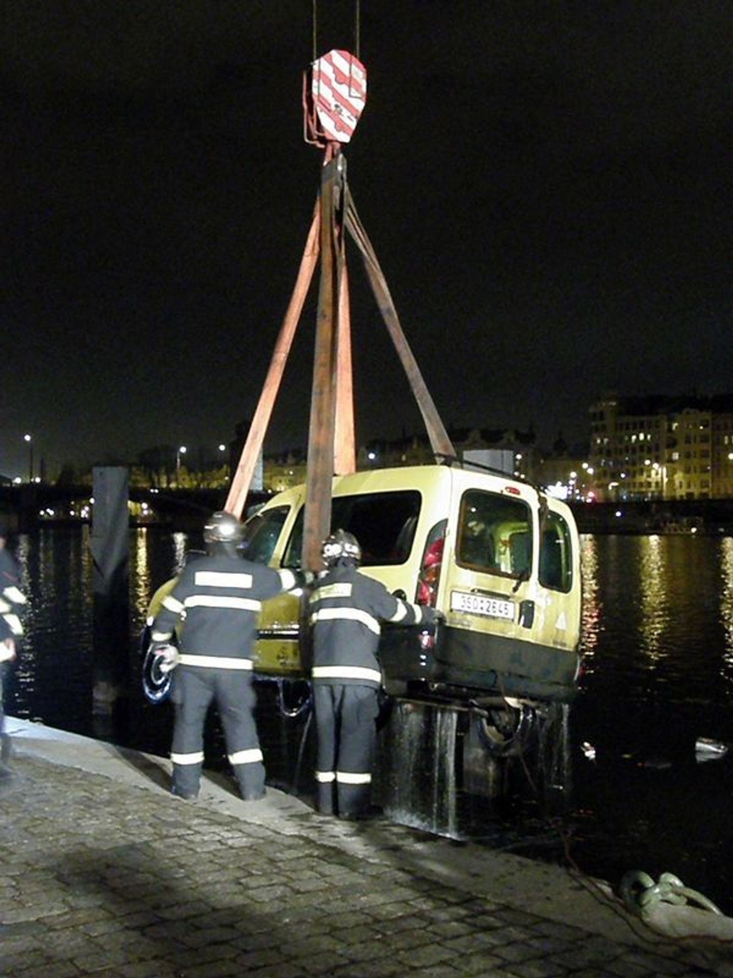 Špatně zaparkované auto sjelo do Vltavy - GALERIE: Auto ve Vltavě (3/6)