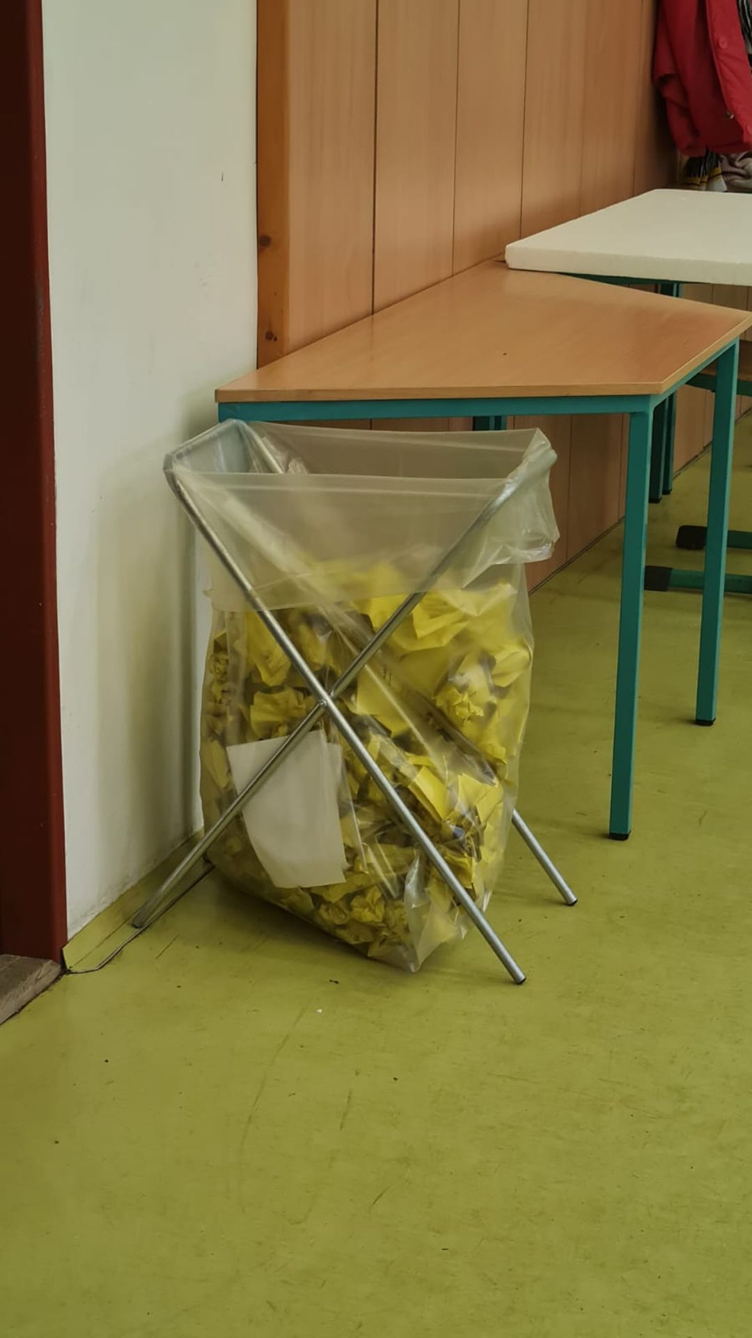 Volební místnost v Plzni (2) - Druhé kolo prezidentských voleb (27/35)