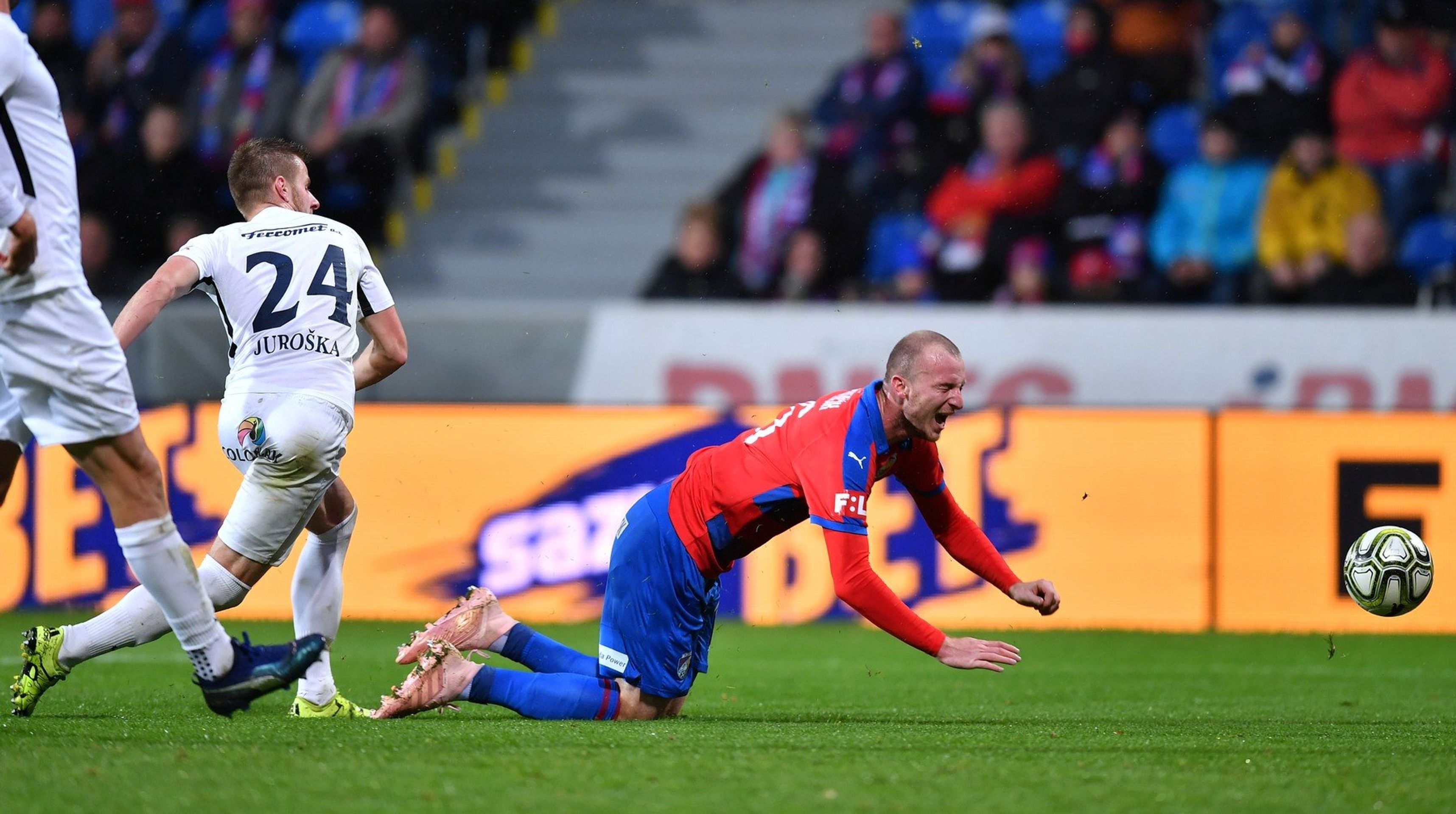 Michael Krmenčík vybojoval pro Plzeň penaltu - GALERIE: Fanouši reagují na Krmenčíkův vzkaz (3/5)