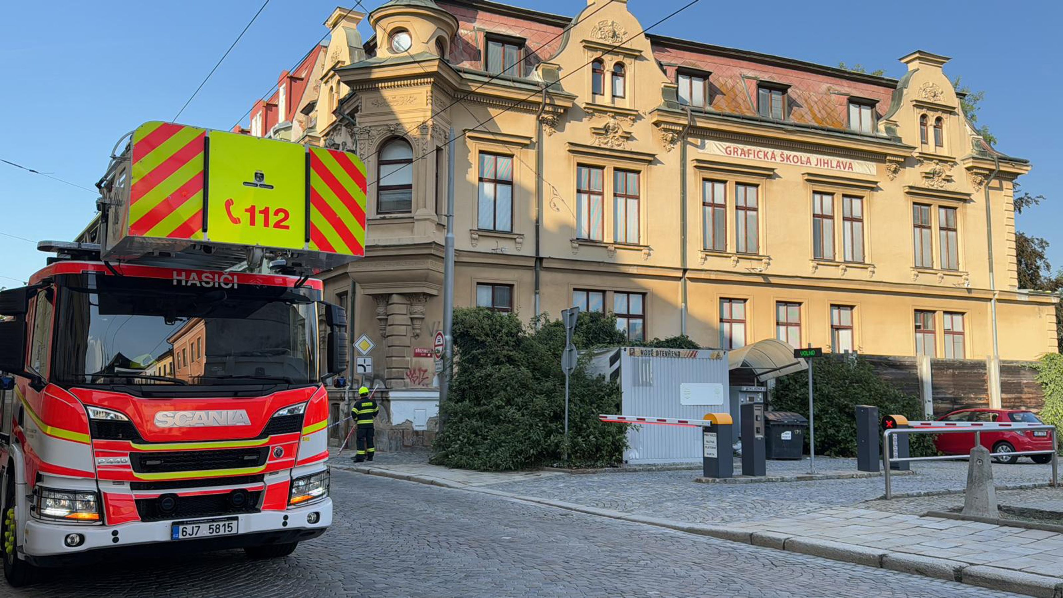 V Jihlavě spadl kus domu (1) - Omítka z domu zranila dítě (4/13)
