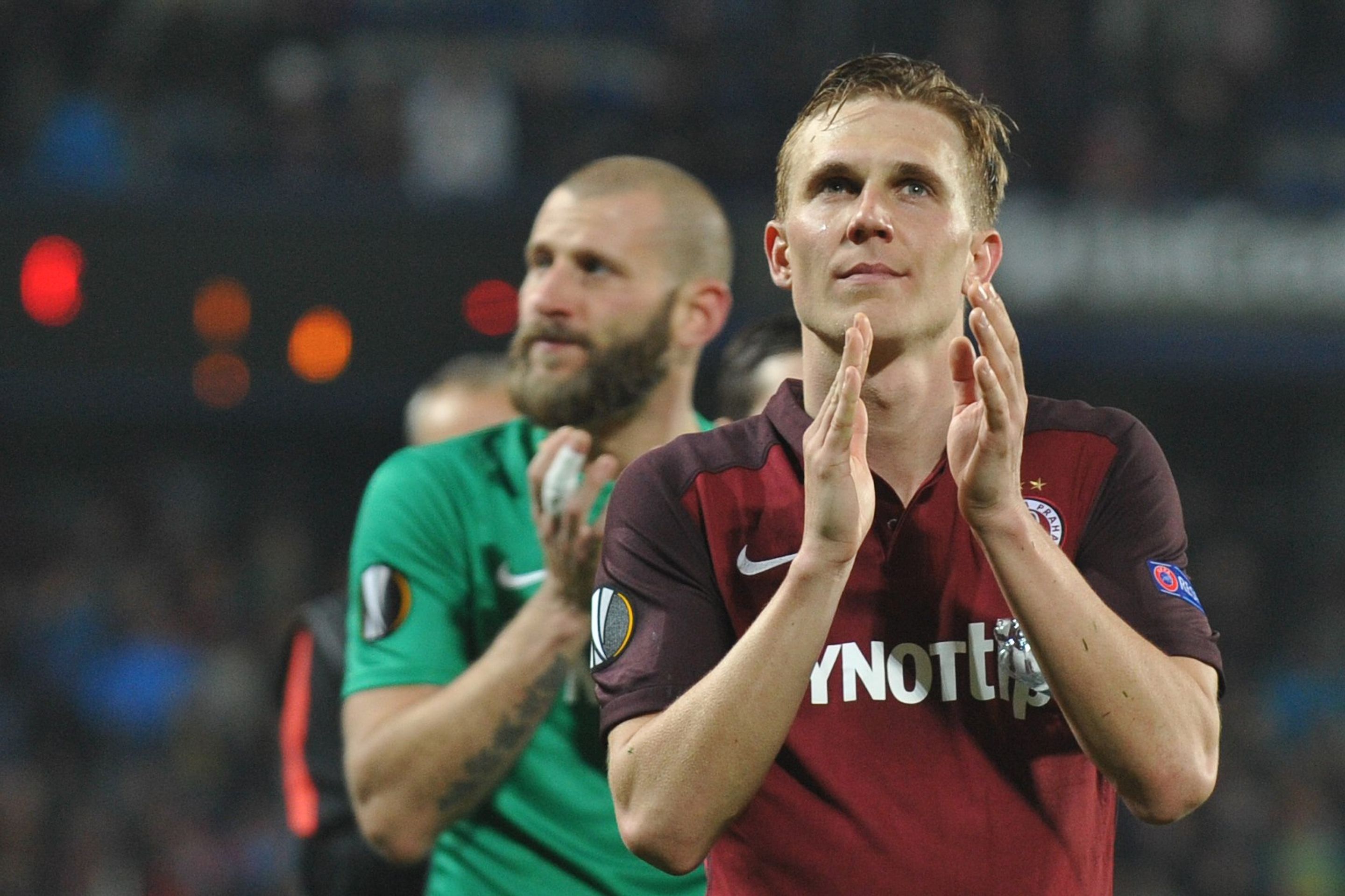 Bořek Dočkal děkuje divákům po vyřazení v Evropské lize - GALERIE: Sparta Praha - Villarreal 2:4 (7/7)