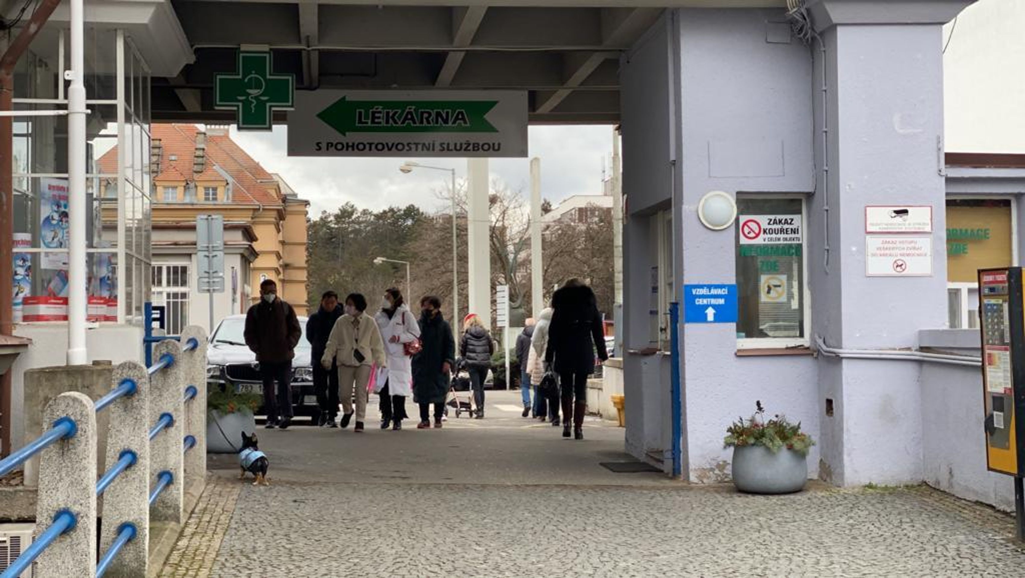 Skupina čínských turistů opustila nemocnici Na Bulovce - 5 - GALERIE: Skupina čínských turistů opustila nemocnici Na Bulovce (5/6)