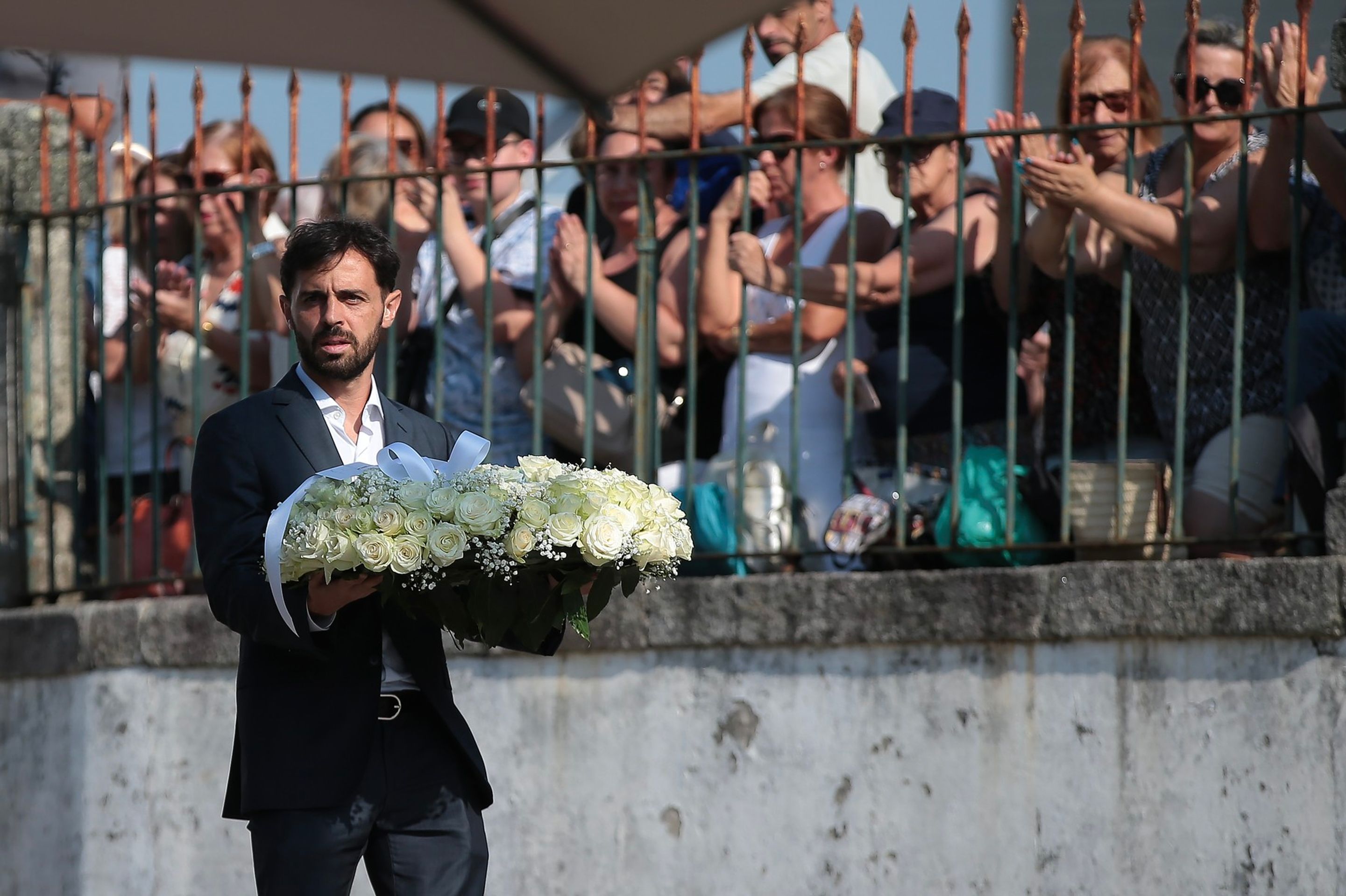 Hvězda Manchesteru City Bernardo Silva na pohřbu Dioga Joty - Pohřeb Dioga Joty a jeho bratra Andreho Silvy (1/12)