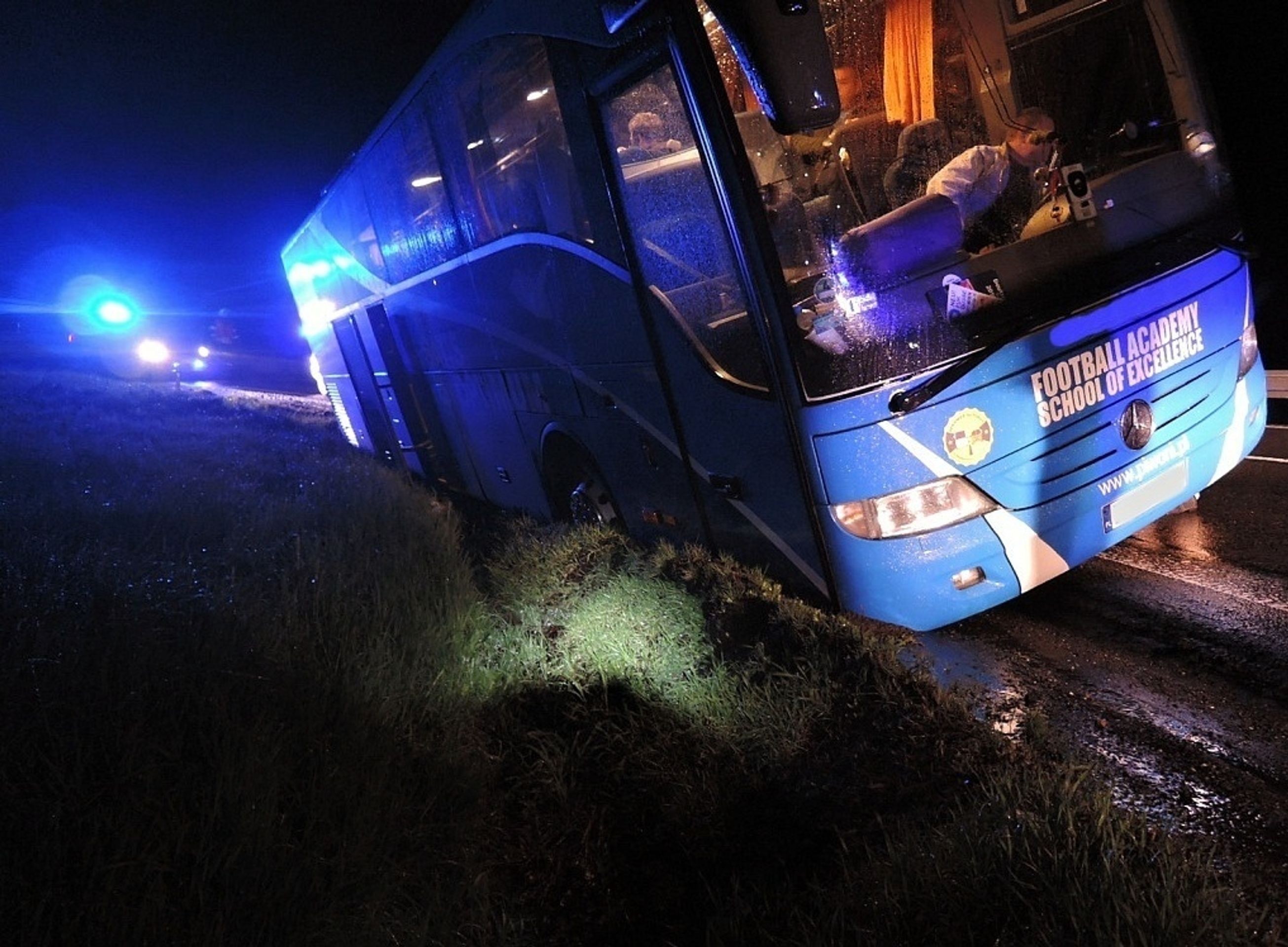 Nehoda autobusu s dětmi - 2 - GALERIE: Autobus s dětmi vyjel ze silnice (6/7)