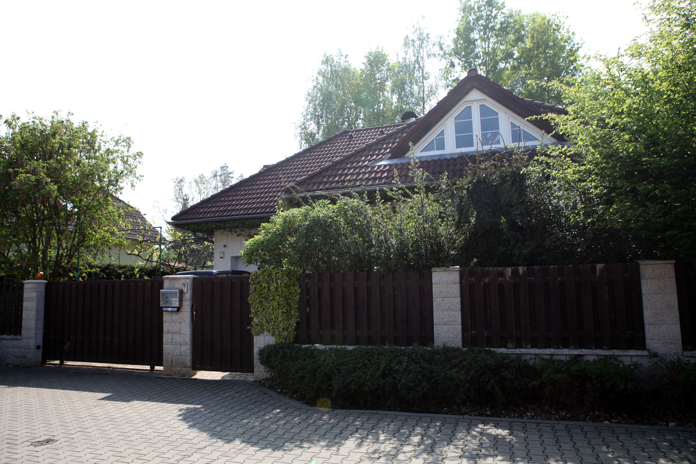 Co se děje před domem Ivety Bartošové a Josefa Rychtáře - 4 - GALERIE: Co se děje u domu Josefa Rychtáře a Ivety Bartošové (7/14)