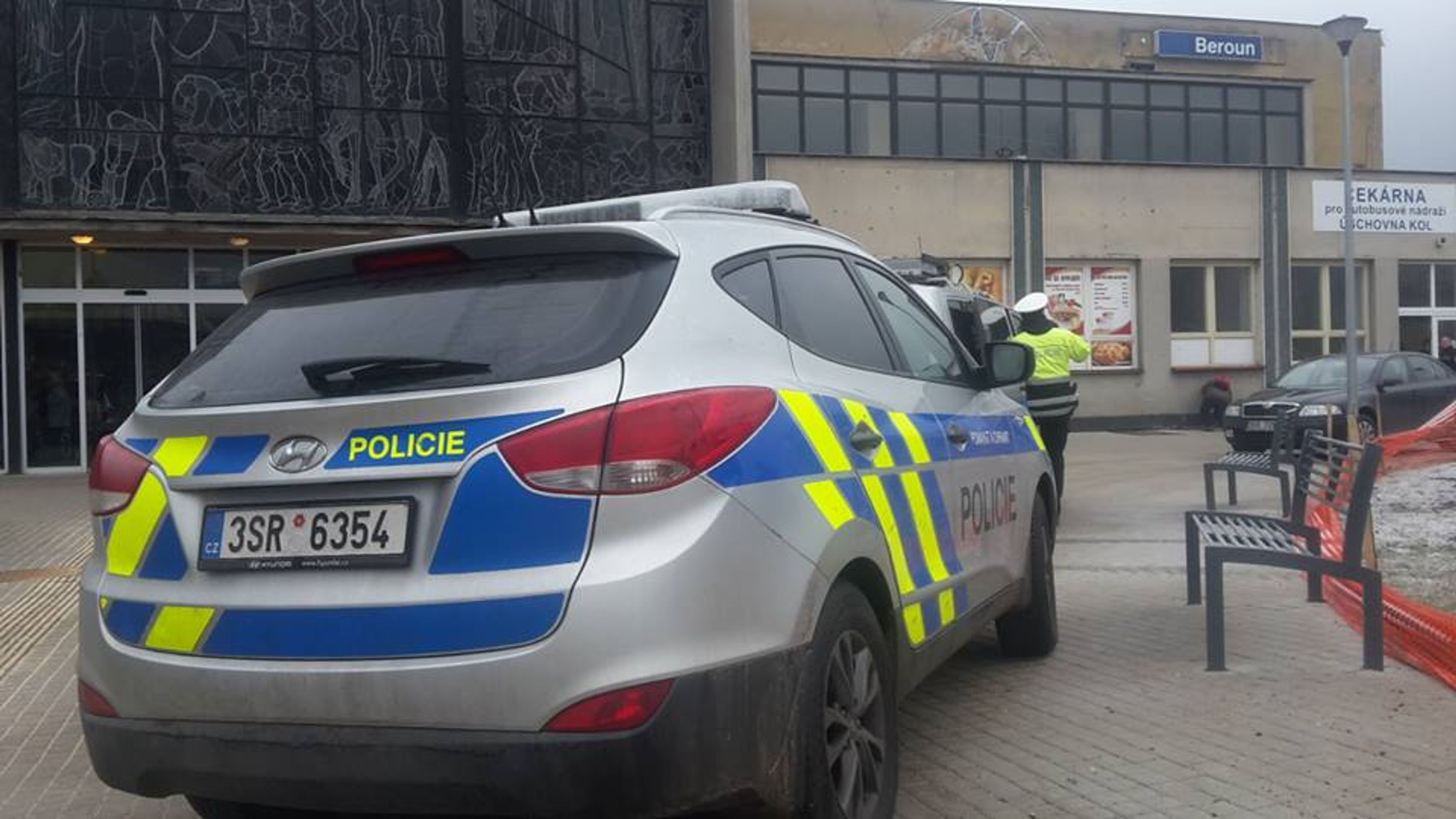 Hrozba bombou v rychlíku! U Berouna evakuují desítky lidí - 8 - GALERIE: Hrozba bombou v rychlíku u Berouna (8/8)