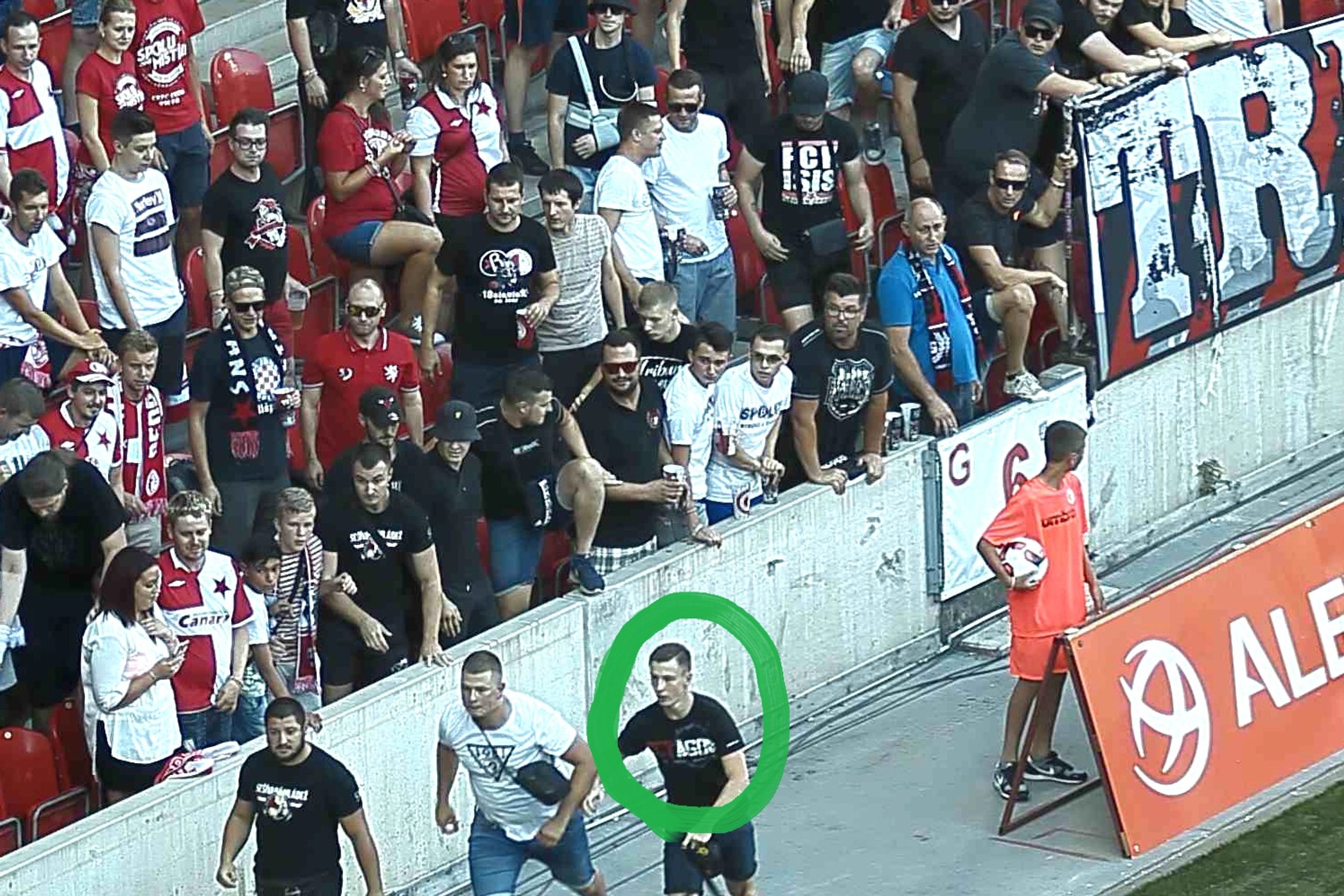 Pátrání po mužích podezřelých z výtržnictví na fotbalovém stadionu - 11 - GALERIE: Pátrání po mužích podezřelých z výtržnictví na fotbalovém stadionu (9/9)