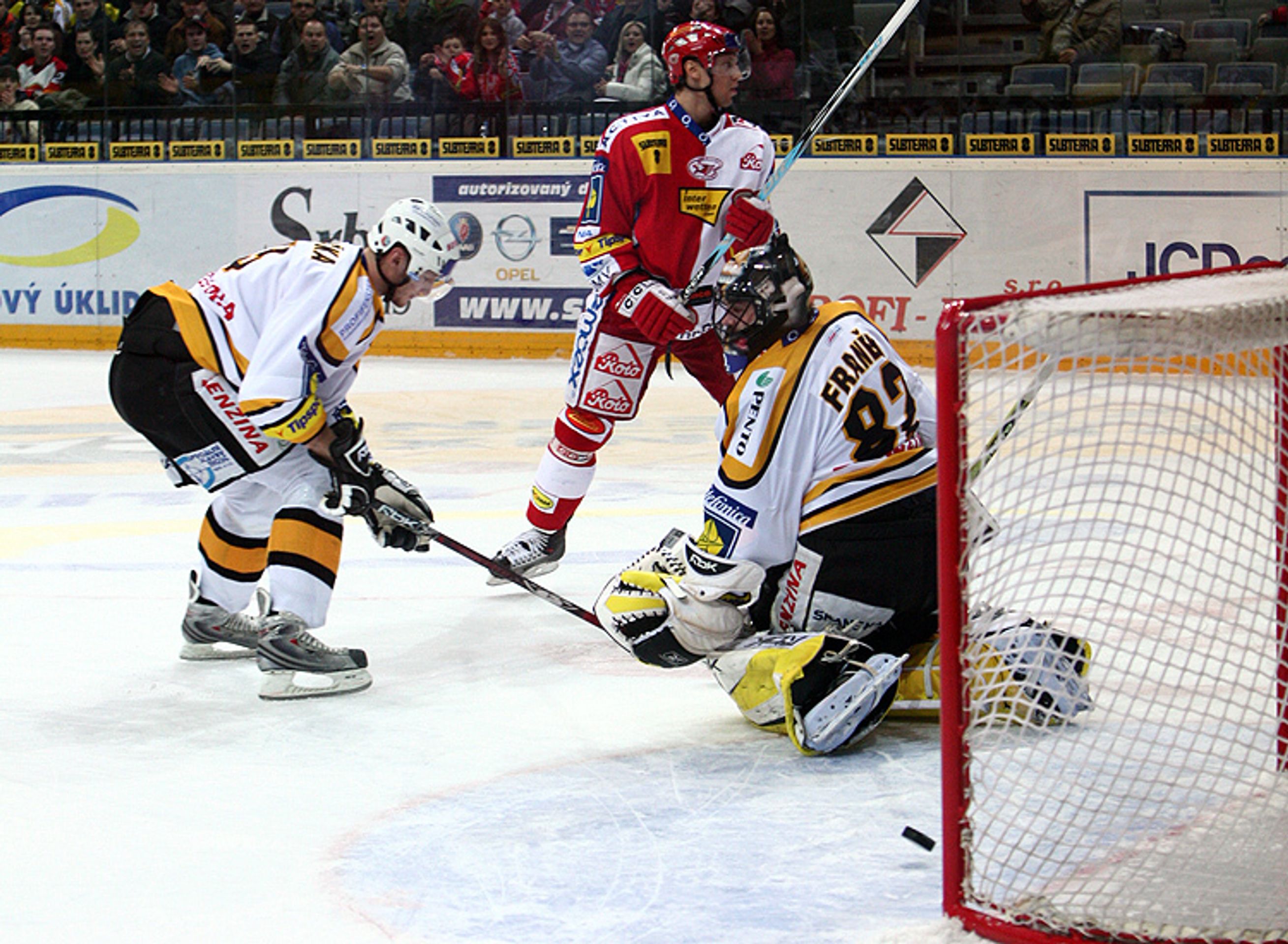 HC Slavia Praha : HC Chemopetrol Litvínov 7:1 - Slavia nasázela Litvínovu sedm gólů a uhájila vedení v lize (2/5)