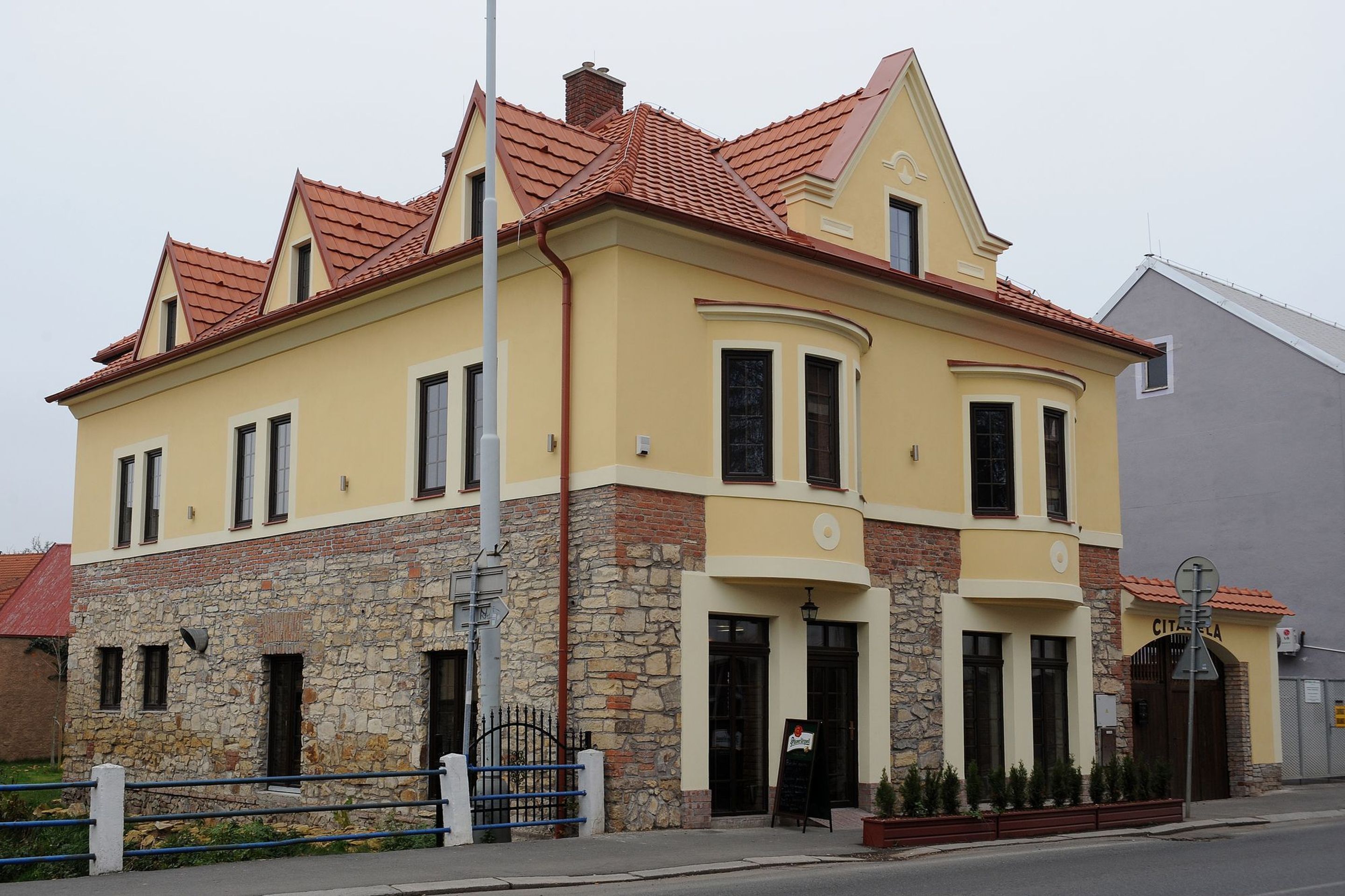 Restaurace Davida Ratha - 4 - GALERIE: David Rath si v Hostivici otevřel restauraci (2/10)
