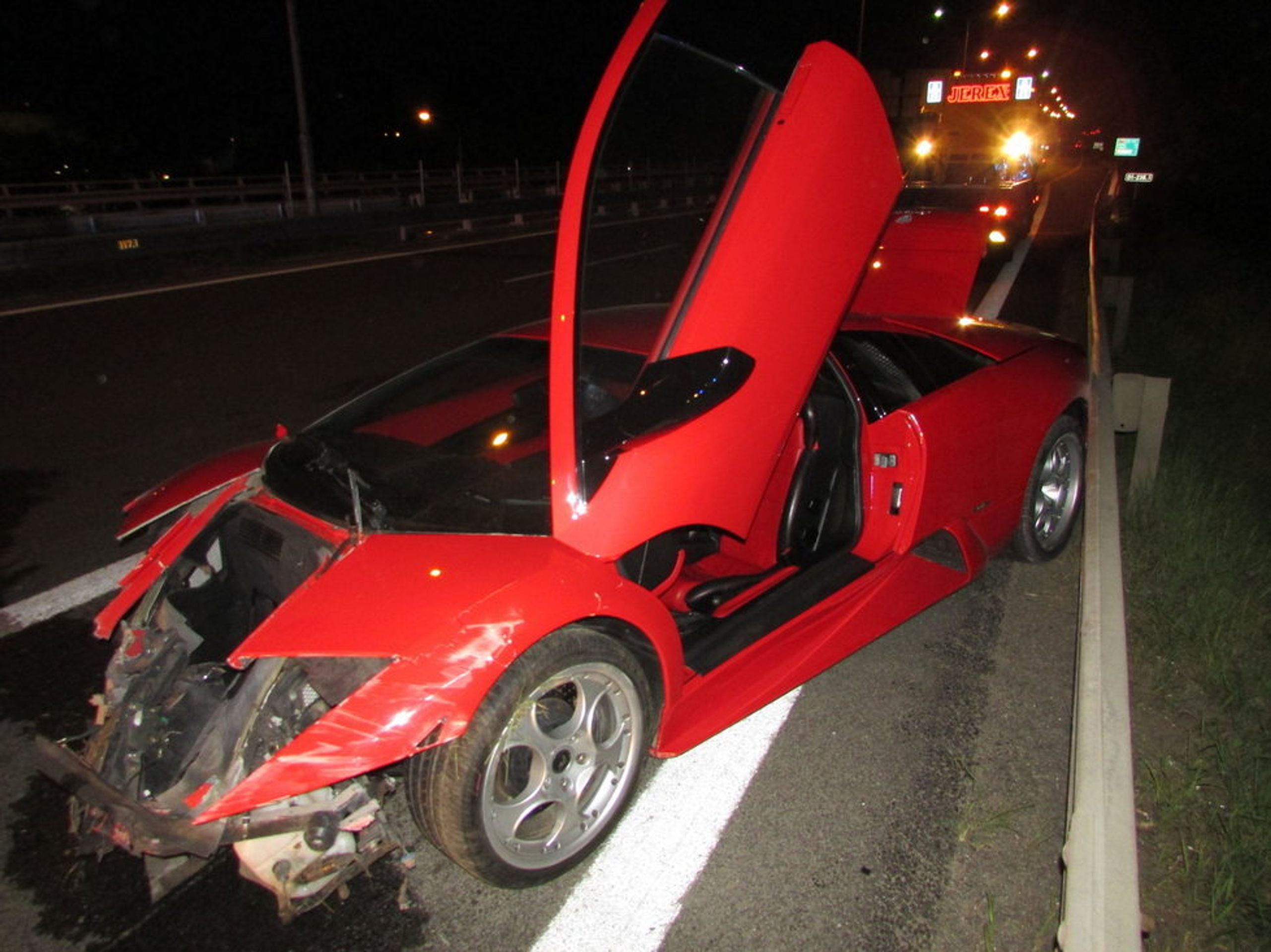Rozbité lamborghini - 4 - GALERIE: Rozbité lamborghini na D1 (3/4)