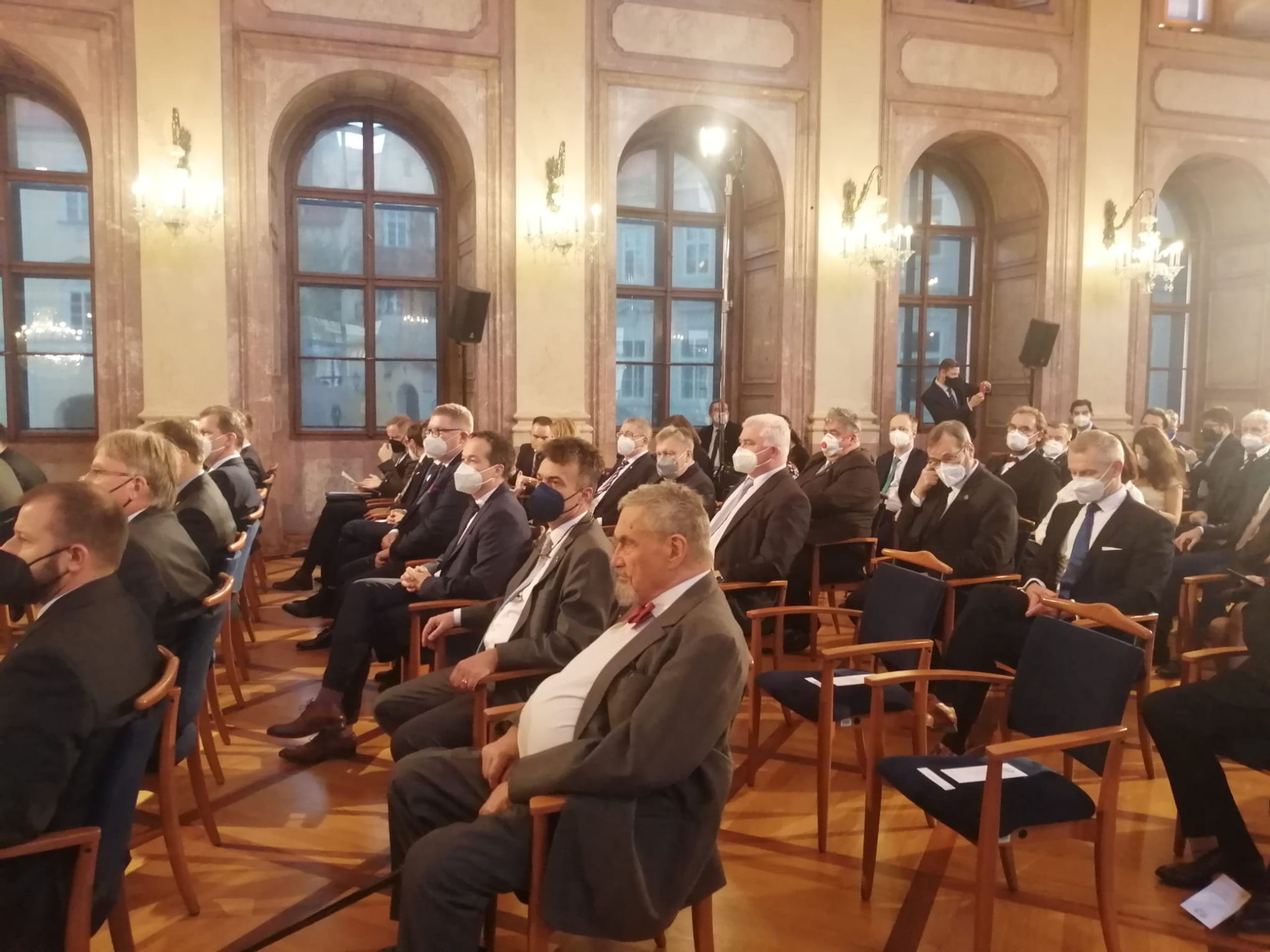Slavnostní předání stříbrné medaile - Návštěva slovenské prezidentky Čaputové u Zemana v nemocnici (2/14)
