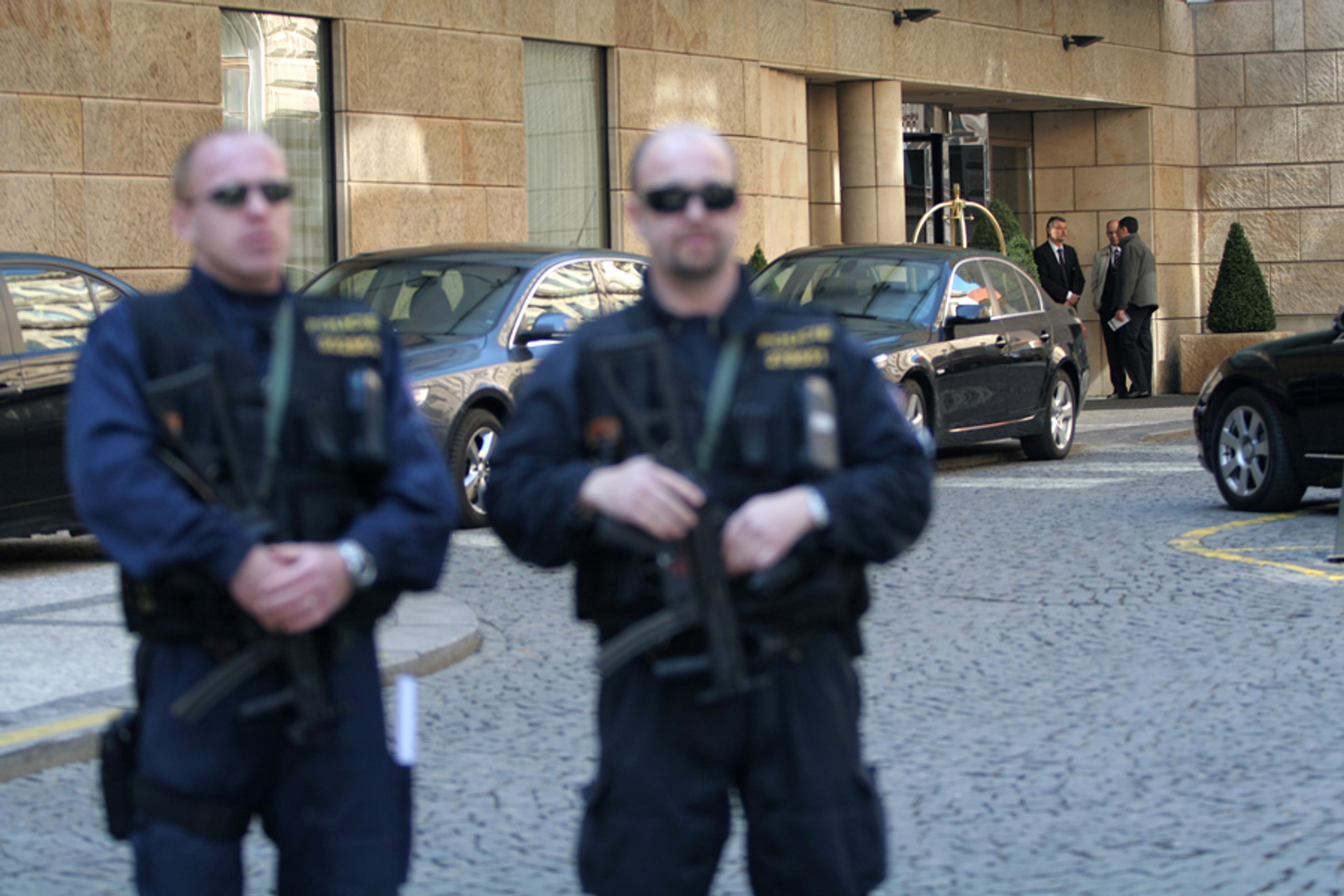 Přípravy policistů u Four seasons před příjezdem Medveděva-3 - GALERIE: Přípravy policistů u Four seasons před příjezdem Medveděva (11/13)