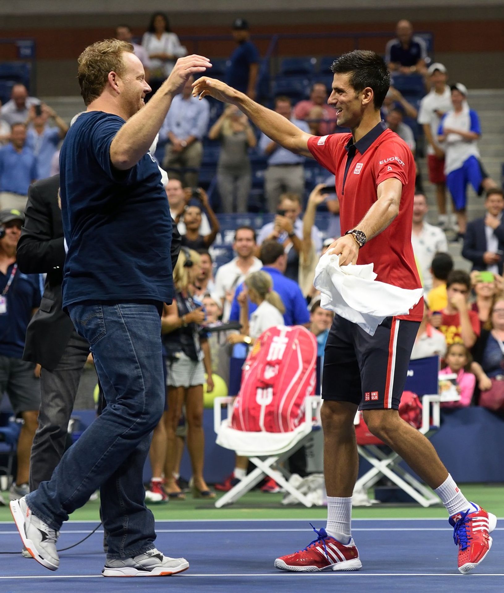 Novak Djokovič si zatančil na kurtu s fanouškem - GALERIE: Djokovič si zatančil na kurtu s fanouškem (4/5)