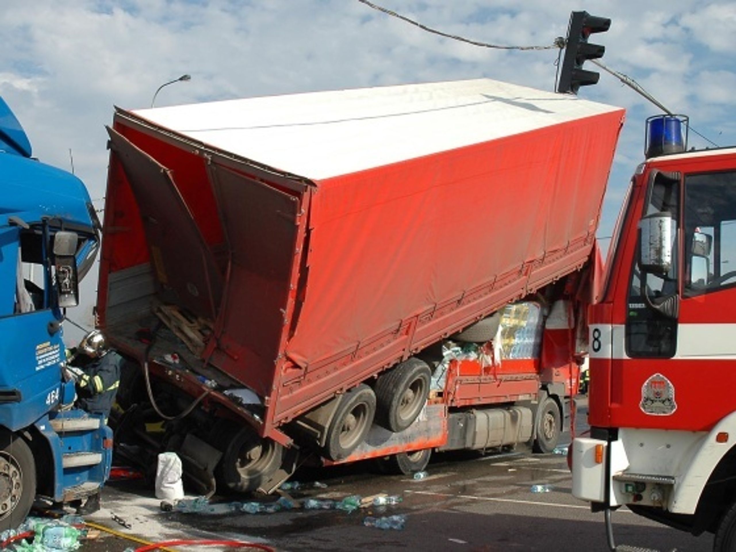 Nehoda kamionu v Praze - FOTO+VIDEO: Kamiony zablokovaly frekventovanou pražskou silnici (1/1)