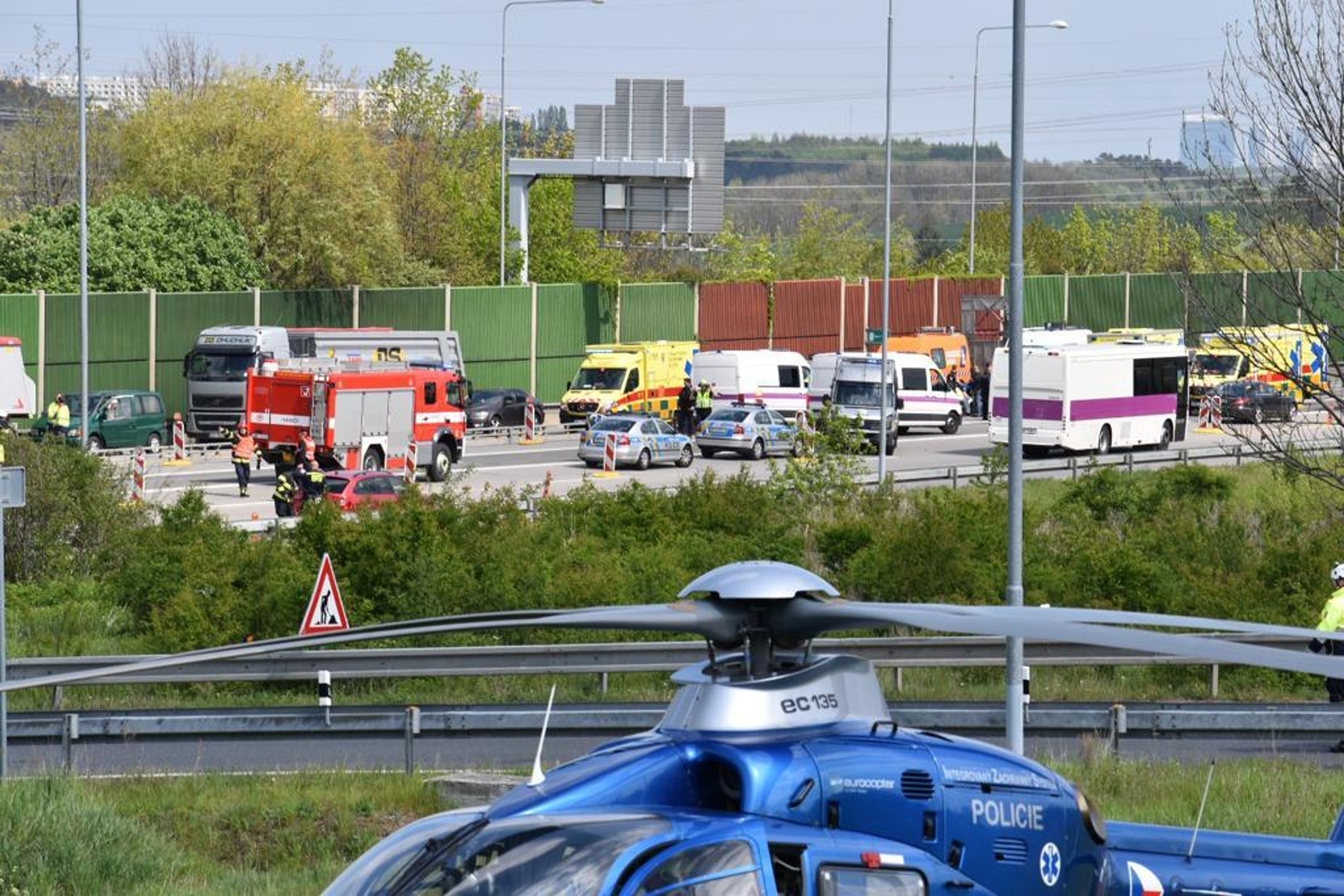 Nehoda vězeňského autobusu a kamionů na Pražském okruhu - 6 - GALERIE: Nehoda autobusu a kamionů na pražském okruhu (16/30)
