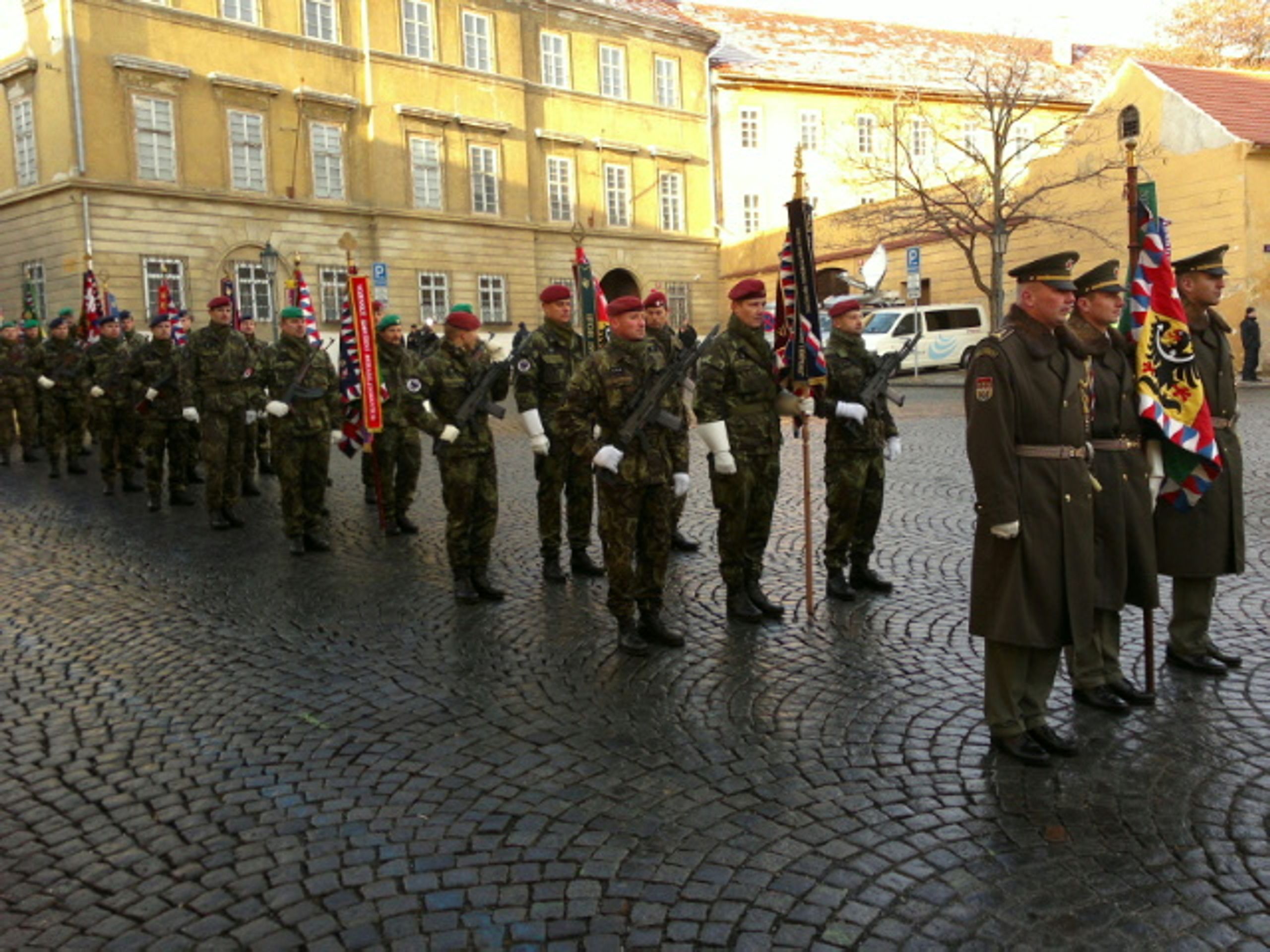 Čestná stráž - Galerie ze smutečního průvodu s rakví zesnulého Václava Havla (1/1)