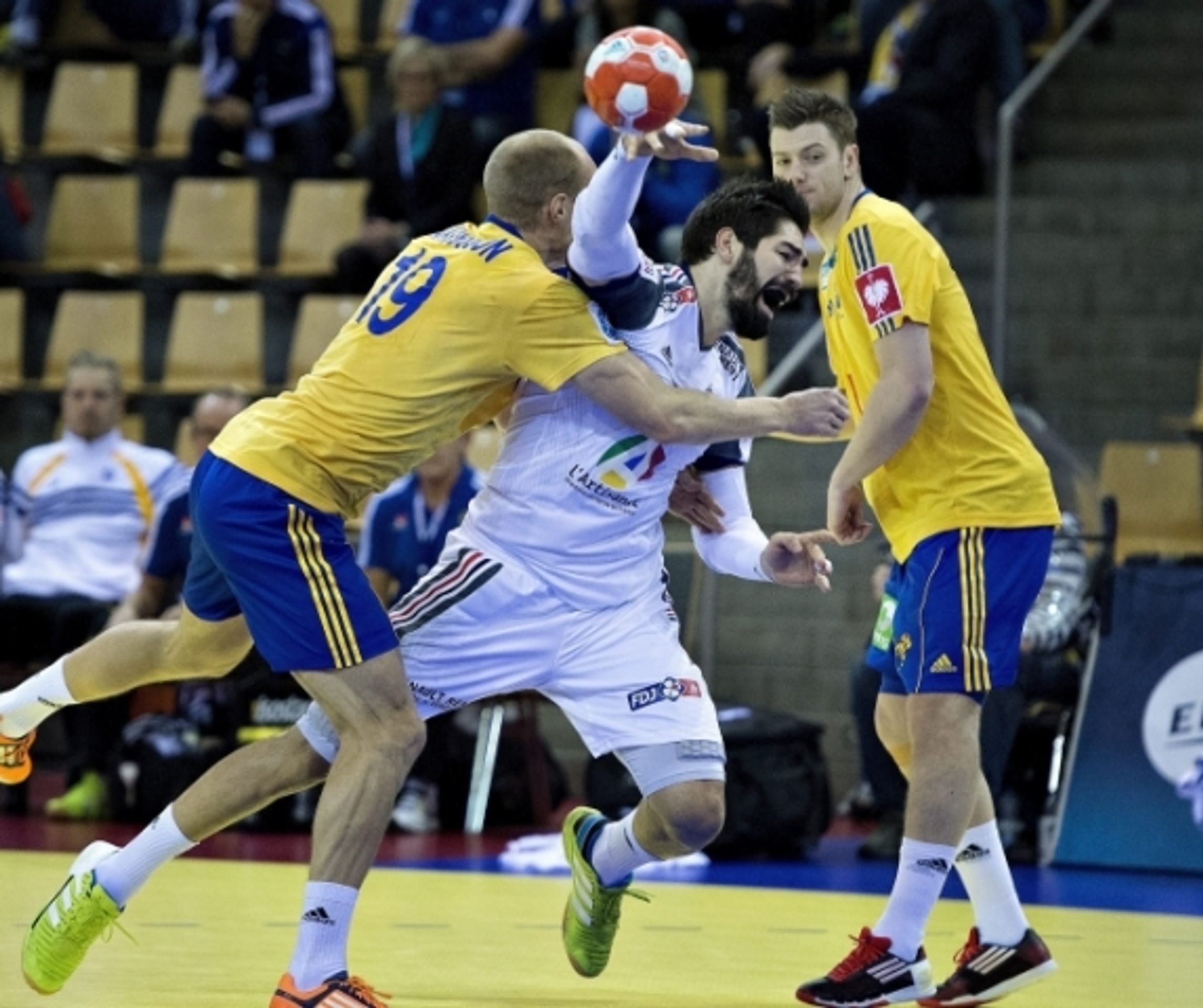 Nkola Karabatič se musel převlékat v hale - 5 - GALERIE: Házenkářská hvězda Karabatič se musela převlékat při zápase (1/7)