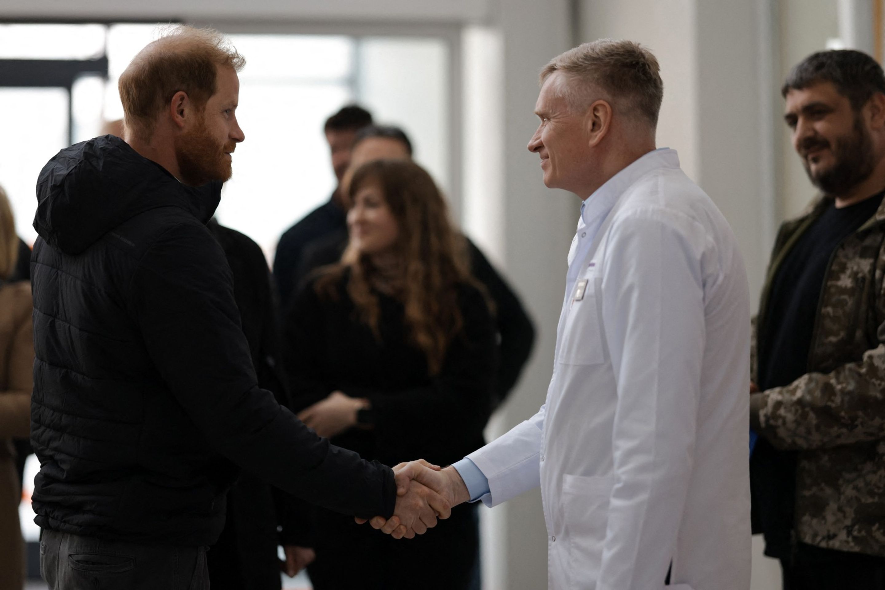 Princ Harry navštívil v ukrajinském Lvově kliniku pro zraněné vojáky a civilisty, 10. 4. 2025 (4) - Princ Harry navštívil v ukrajinském Lvově kliniku pro zraněné vojáky a civilisty (2/4)