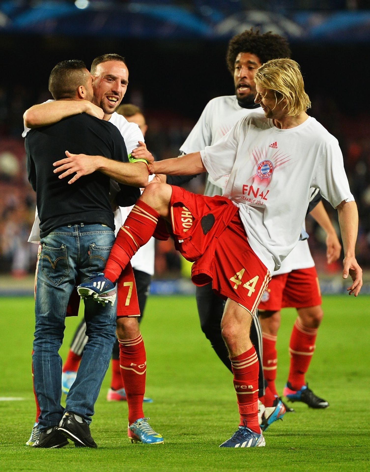 Fanoušek vtrhl na hřiště a vrhnul se na Franka Ribéryho z Bayernu. - 3 - GALERIE: Fanoušek vtrhl na hřiště a vrhnul se na Ribéryho (3/5)