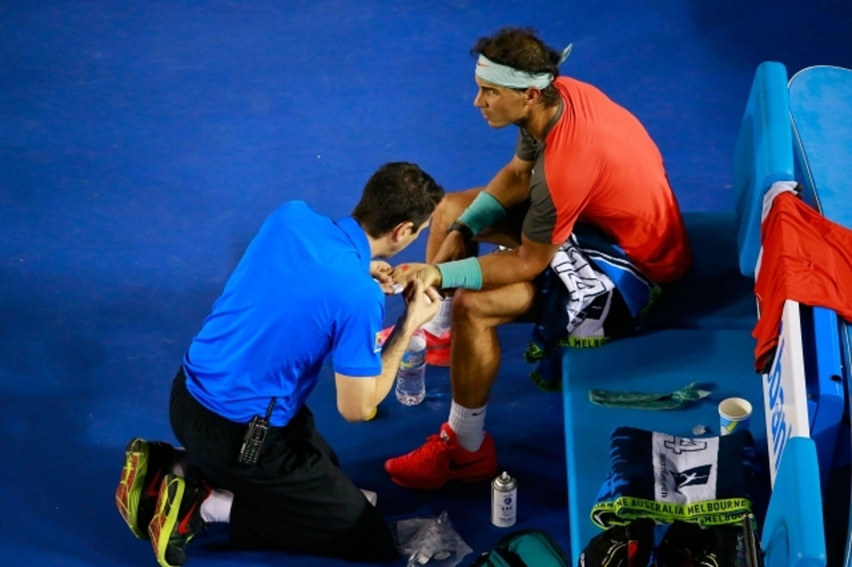 Rafael Nadal a jeho prasklý puchýť - 2 - GALERIE: Rafael Nadal postoupil do finále i se zkrvavenou dlaní (7/8)