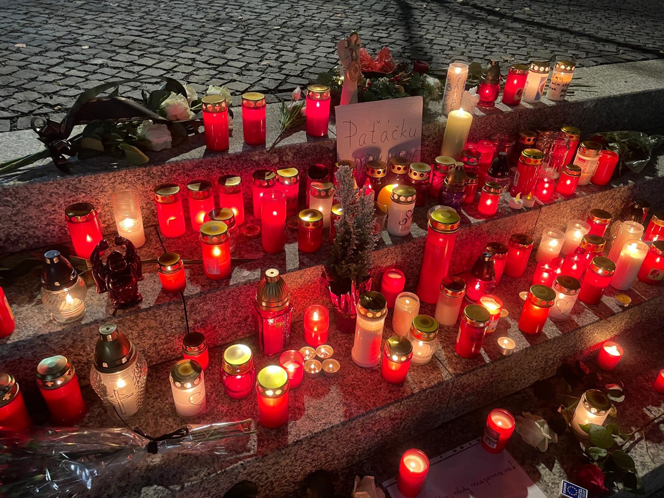 Pietní místo pro Patrika Hezuckého před Evropou 2 - Pietní místo pro Patrika Hezuckého před Evropou 2 (1/4)