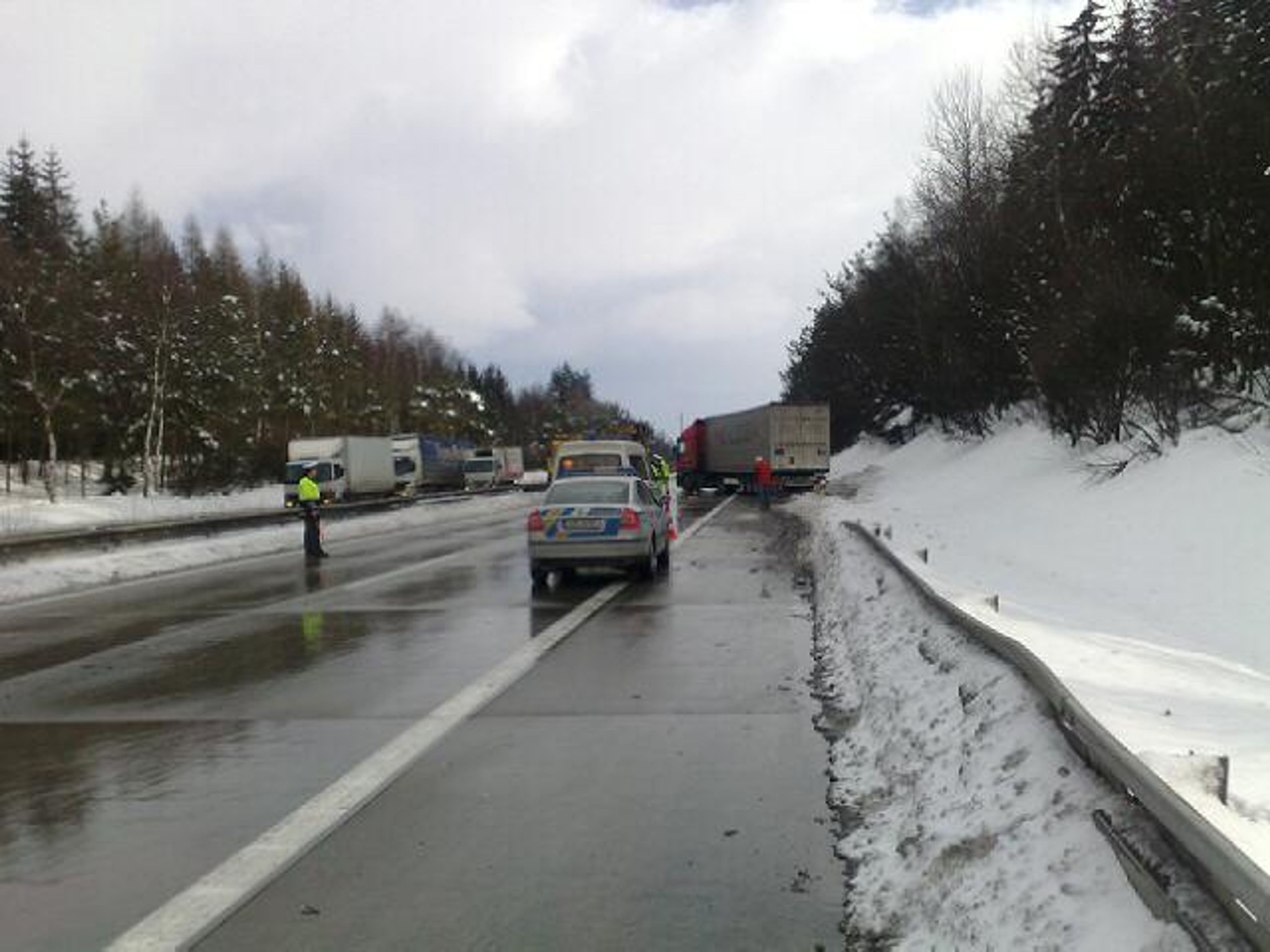 Vyprošťování kamionu na dálnici D1 - GALERIE: Dálnici D1 uzavřela hromadná nehoda (4/5)