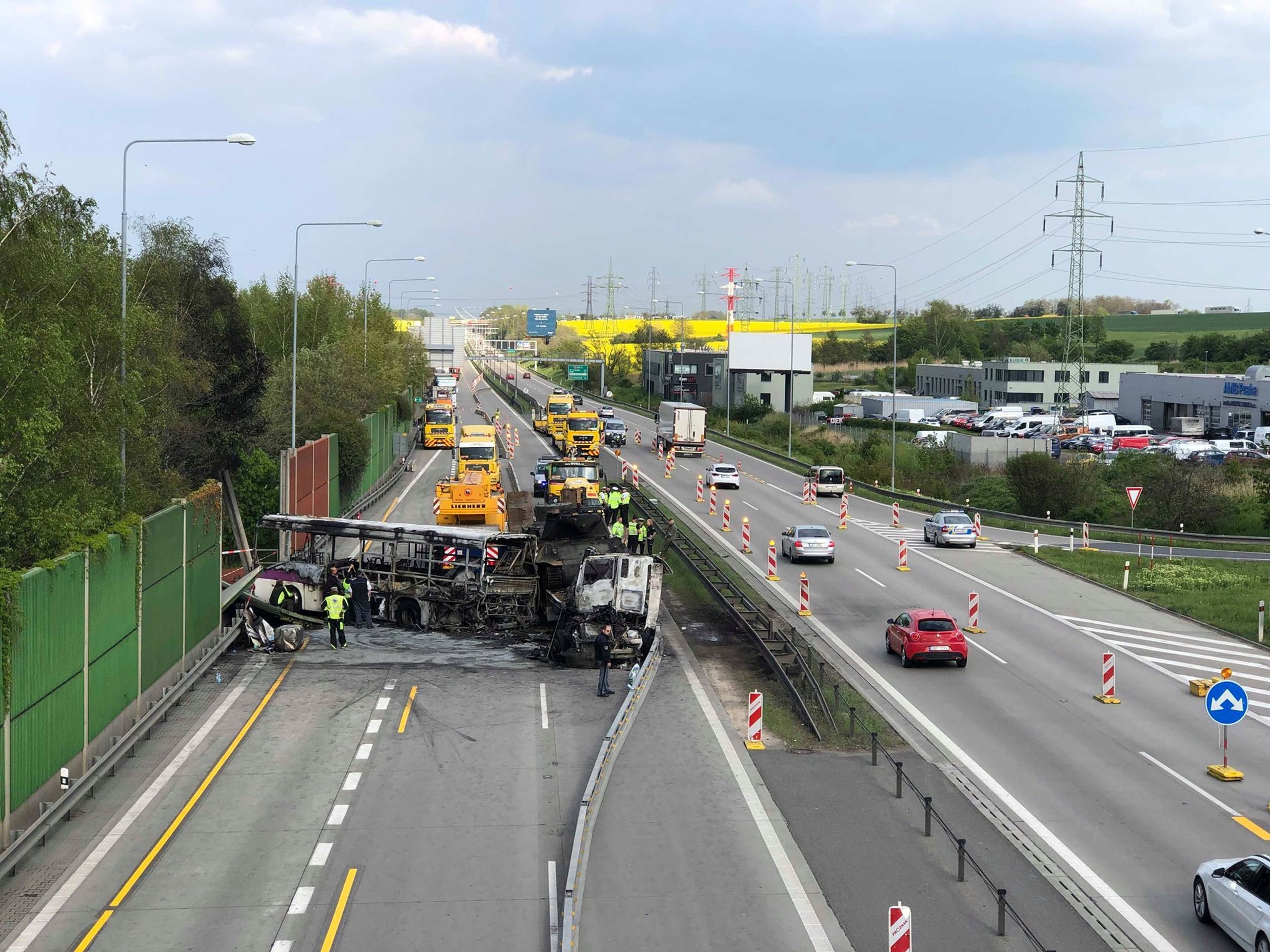 Odklízení trosek na Pražském okruhu - 1 - GALERIE: Nehoda autobusu a kamionů na pražském okruhu (26/30)