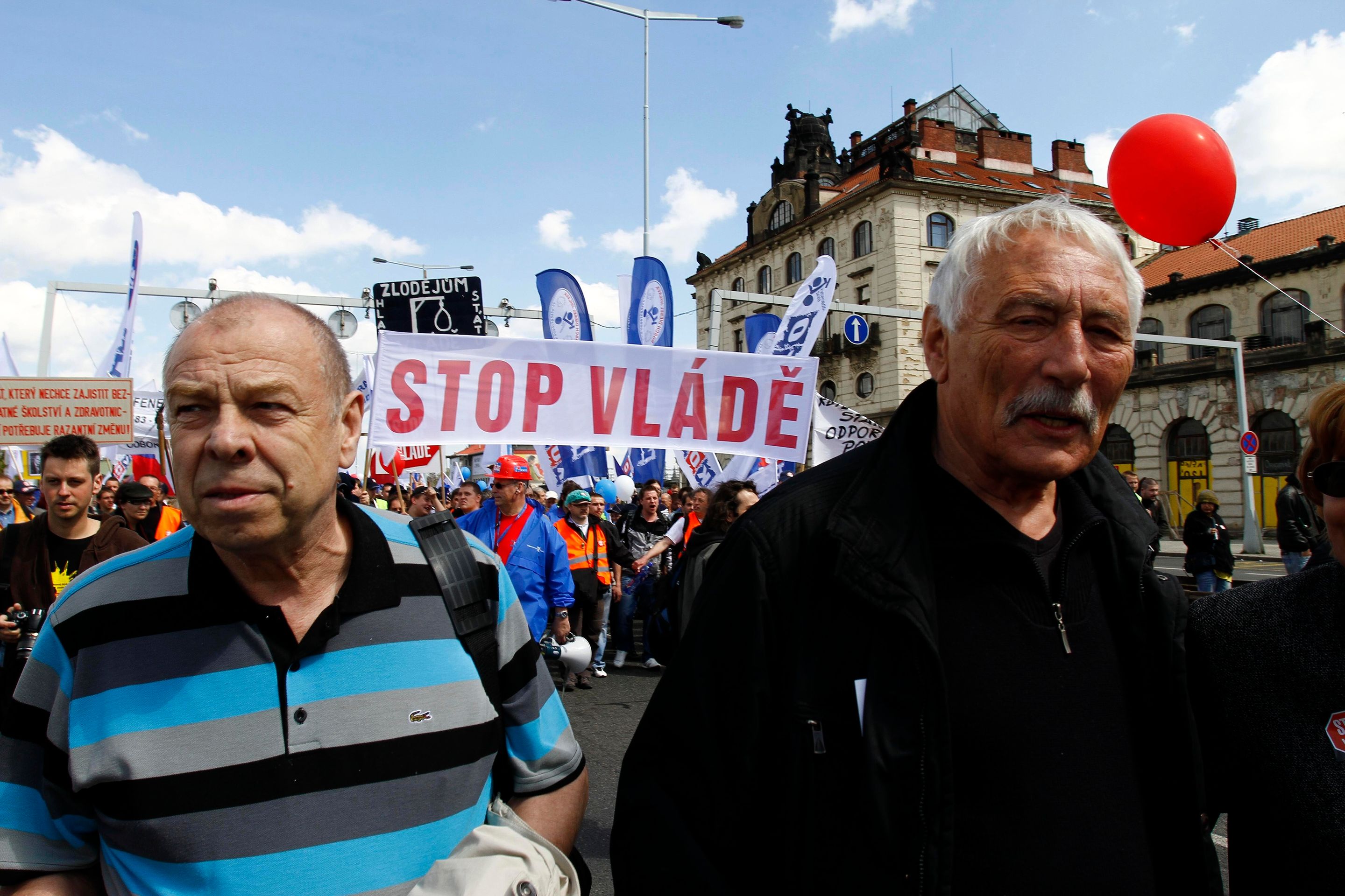 Demonstrace proti vládním reformám - zleva Jaroslav Zavadil a Richard Falbr - Demonstrace proti vládním reformám (18/20)